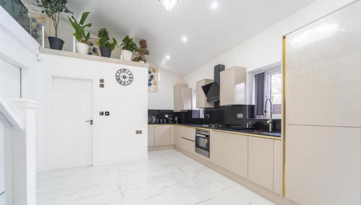 New Modern Stylish Near Centre Birmingham, With Outdoor Hot Tub Villa
