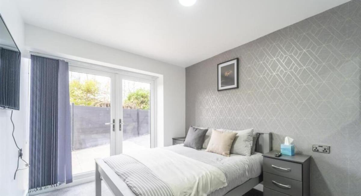 New Modern Stylish Near Centre Birmingham, With Outdoor Hot Tub Villa Birmingham