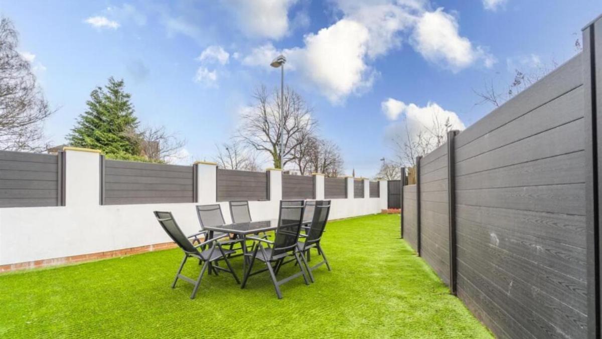 New Modern Stylish Near Centre Birmingham, With Outdoor Hot Tub Villa