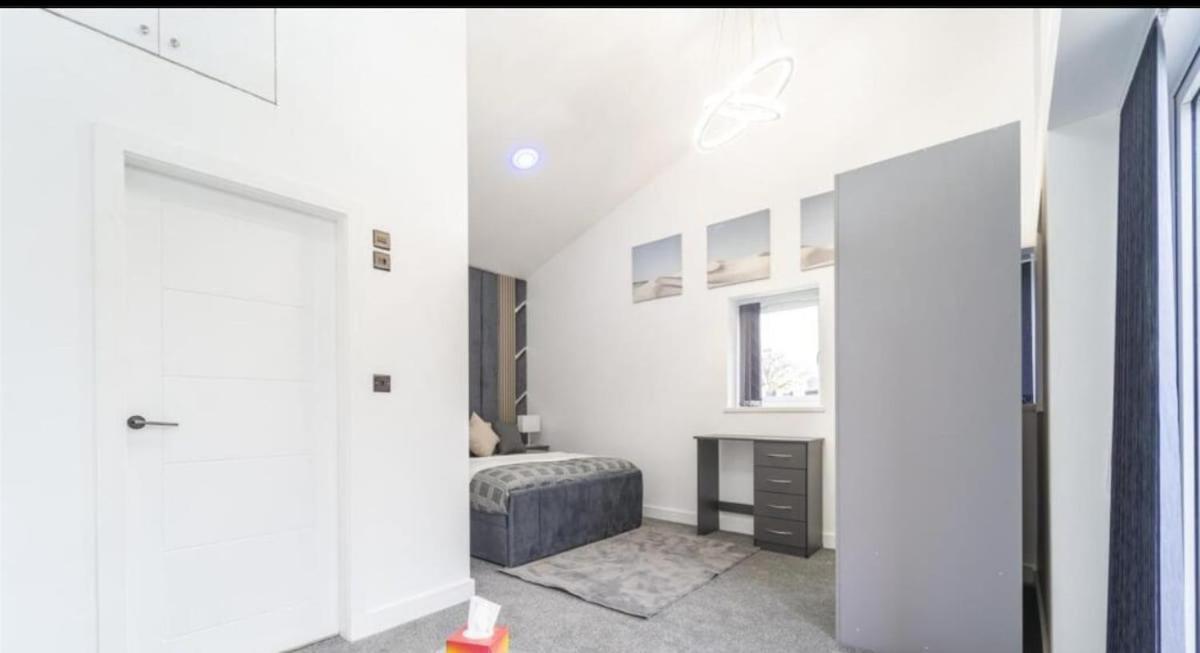 New Modern Stylish Near Centre Birmingham, With Outdoor Hot Tub Villa *