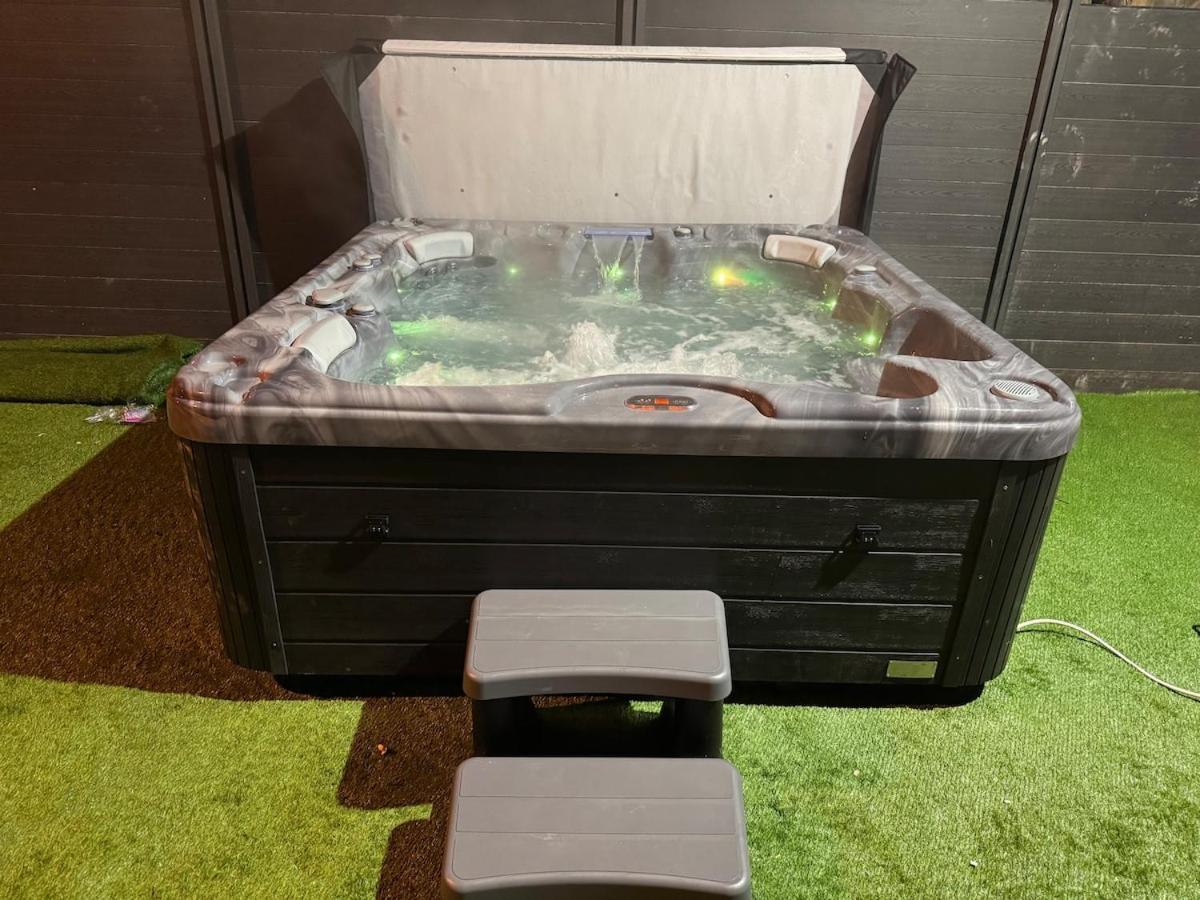 New Modern Stylish Near Centre Birmingham, With Outdoor Hot Tub Villa Birmingham