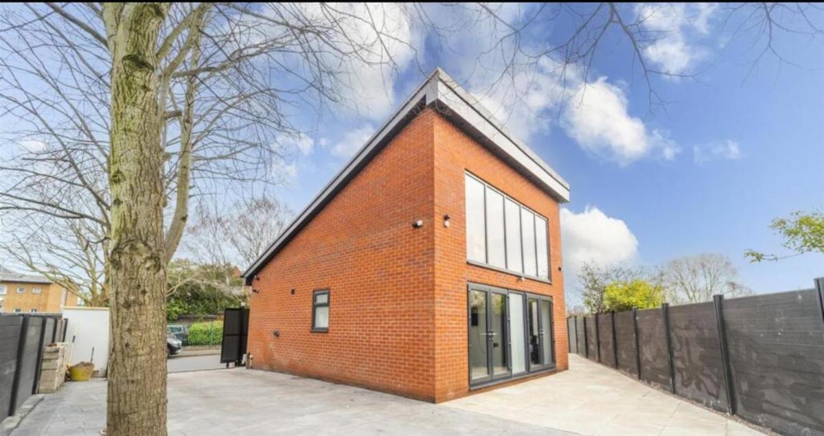 New Modern Stylish Near Centre Birmingham, With Outdoor Hot Tub Birmingham