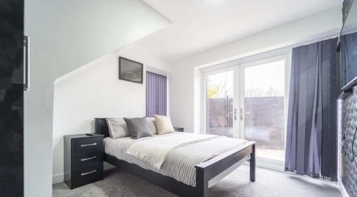 New Modern Stylish Near Centre Birmingham, With Outdoor Hot Tub * Birmingham