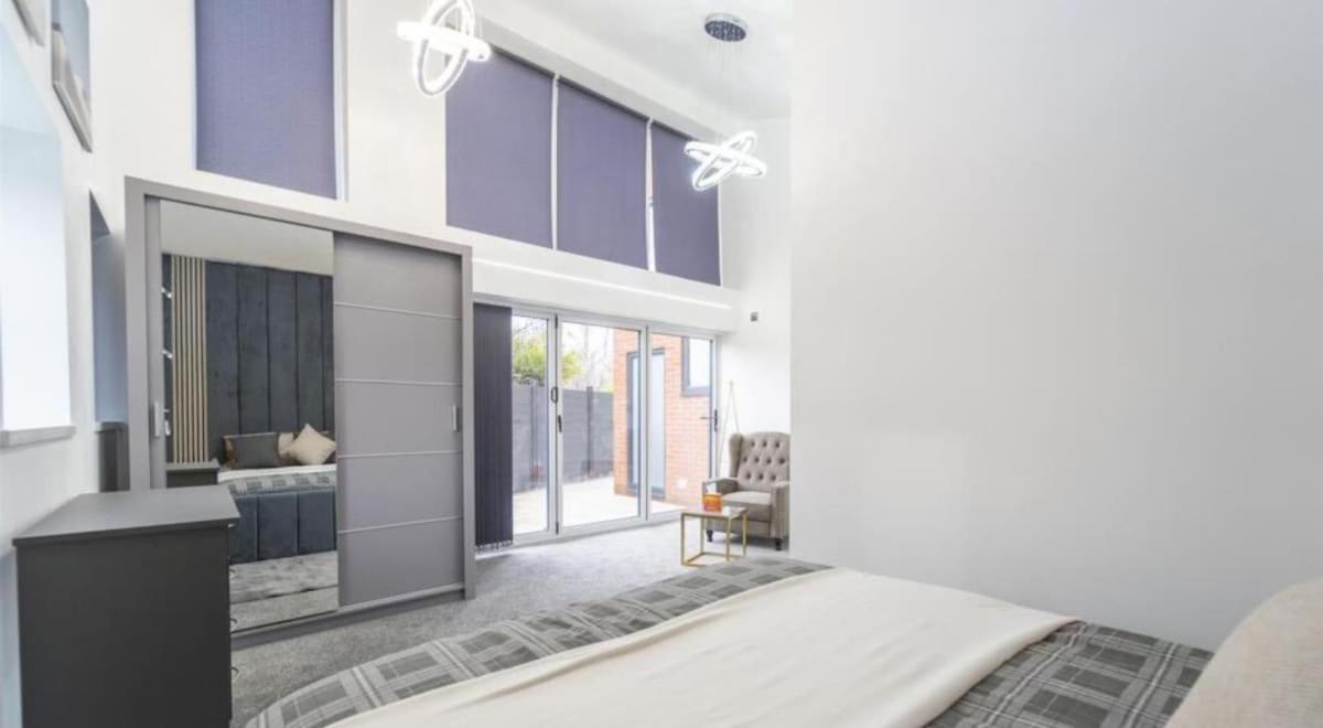 New Modern Stylish Near Centre Birmingham, With Outdoor Hot Tub