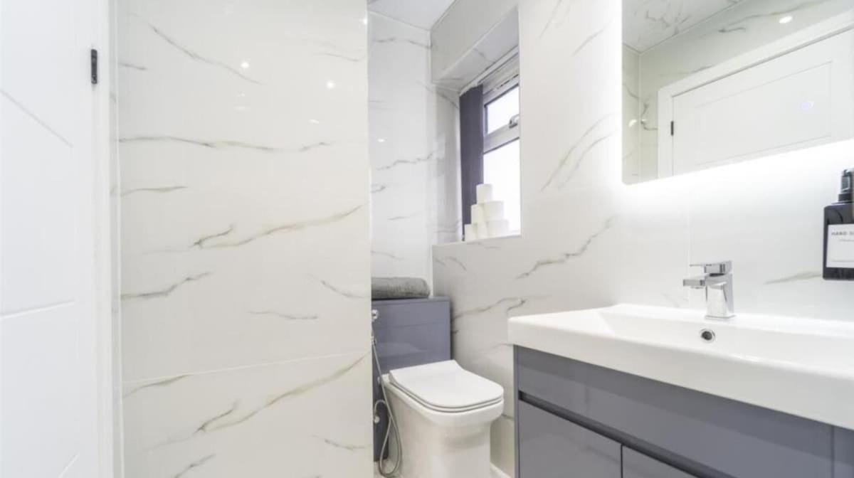 New Modern Stylish Near Centre Birmingham, With Outdoor Hot Tub Villa Birmingham