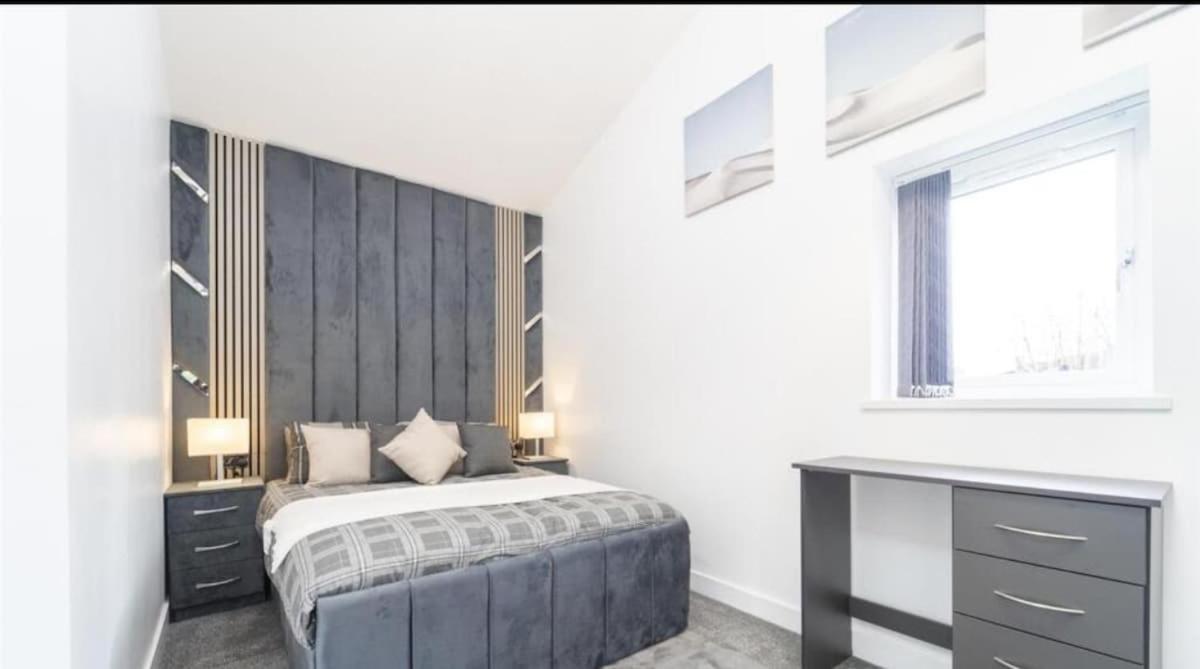 New Modern Stylish Near Centre Birmingham, With Outdoor Hot Tub Villa