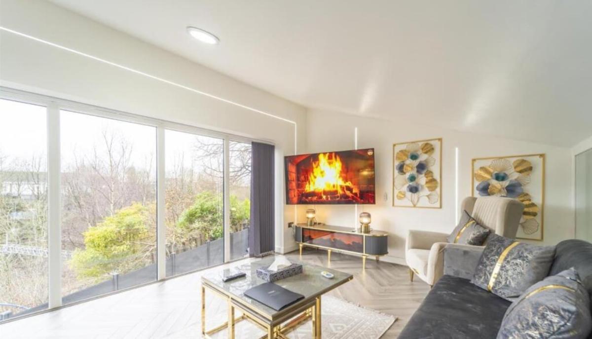 New Modern Stylish Near Centre Birmingham, With Outdoor Hot Tub Villa *
