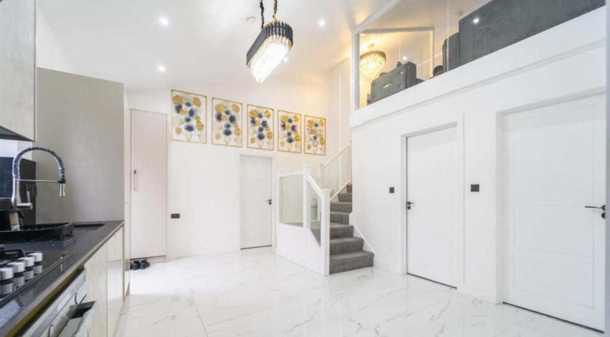New Modern Stylish Near Centre Birmingham, With Outdoor Hot Tub *