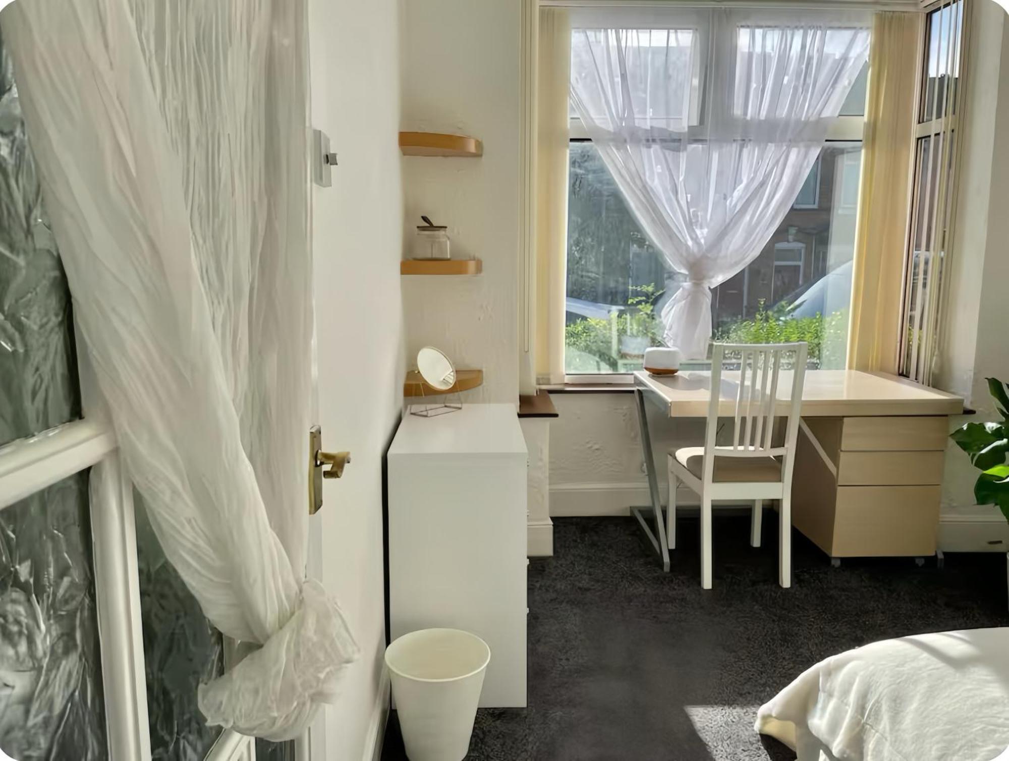 Homestay Rarely New! Sunning King-bed With A Mini Fridge, Delicate Work Space And Breakfast In A 3-bed Cosy House, Super Quiet And Full Of Hospitality Birmingham