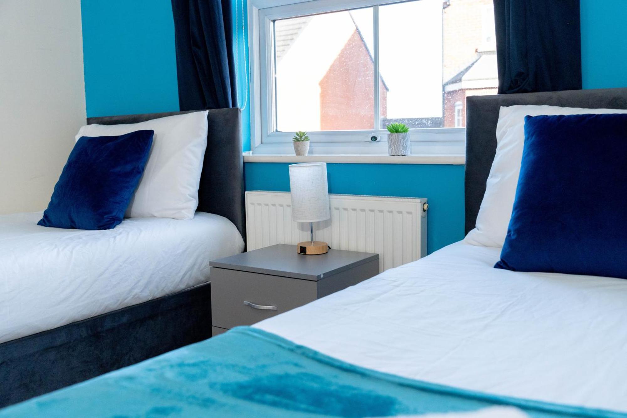 Holiday home Contractors - Family - Relocators *