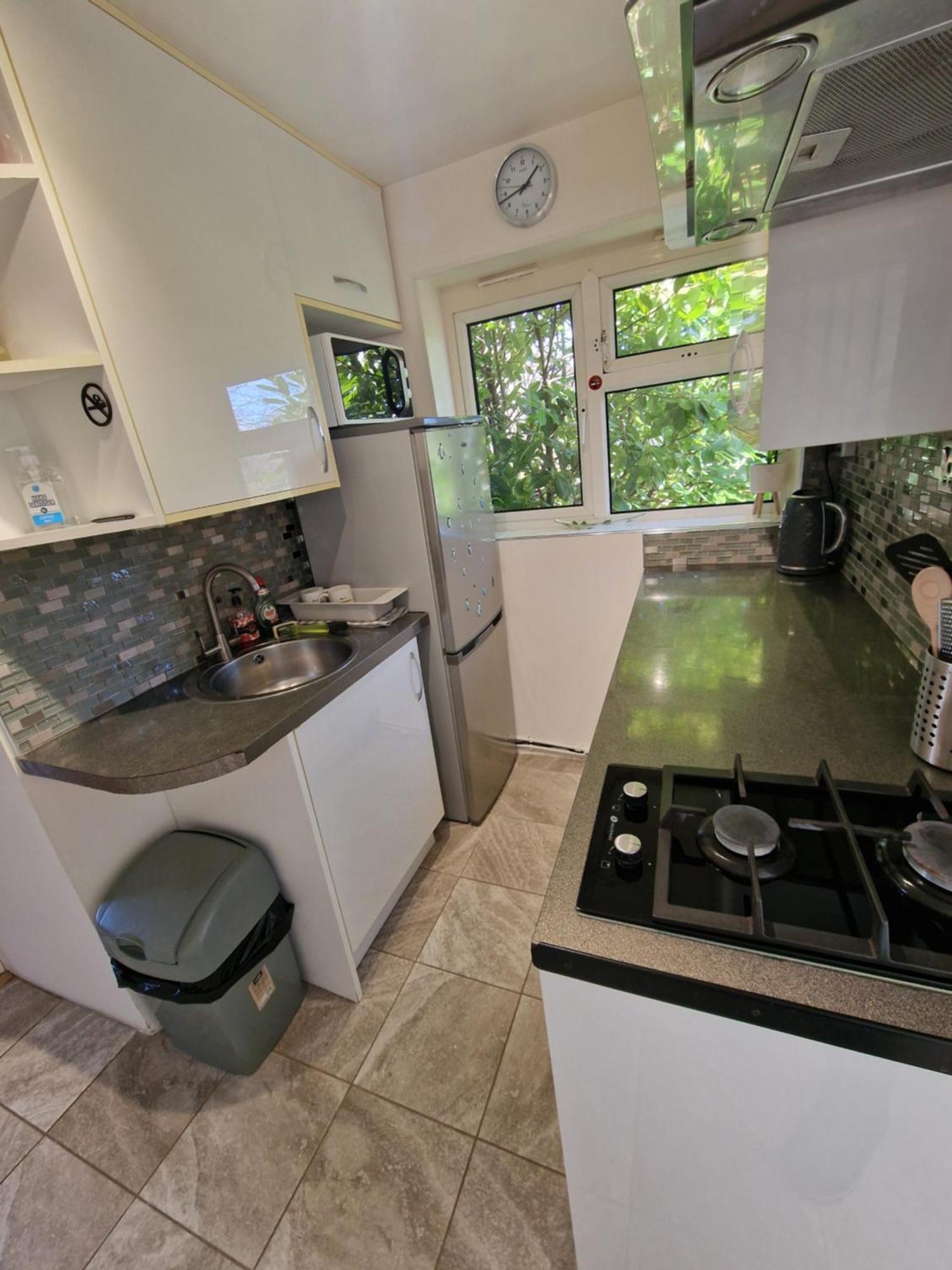 Close To With Free Parking And Free Wifi *