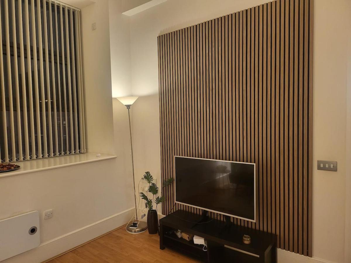 Spacious 2 Bedroom Flat In Centre Apartment *