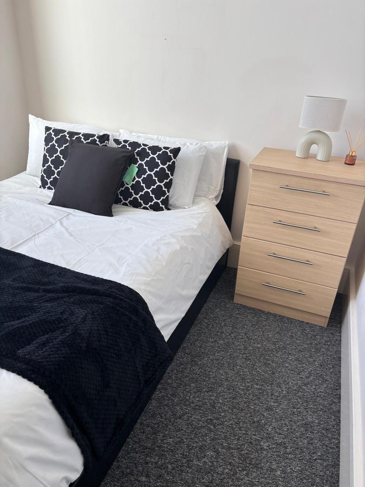 Spacious 2 Bedroom Flat In Centre *