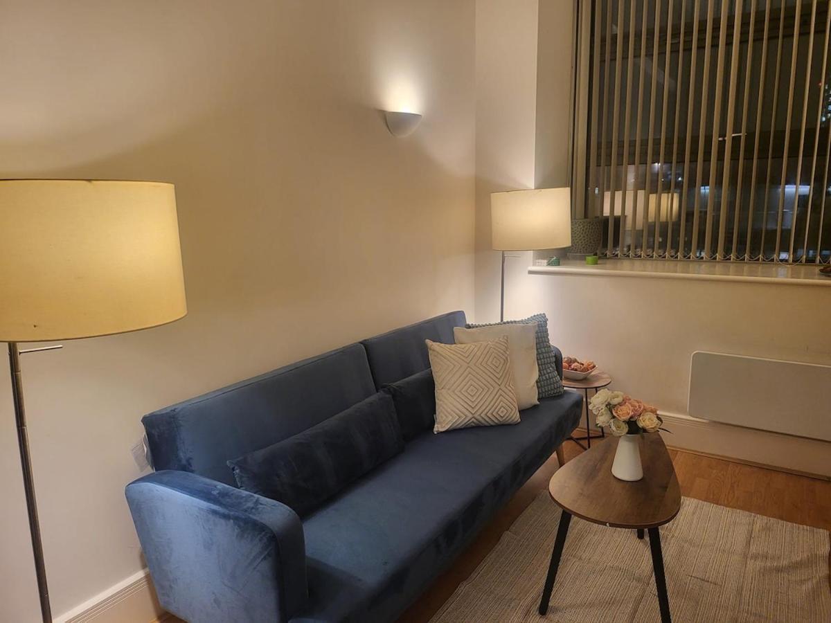 Spacious 2 Bedroom Flat In Centre *