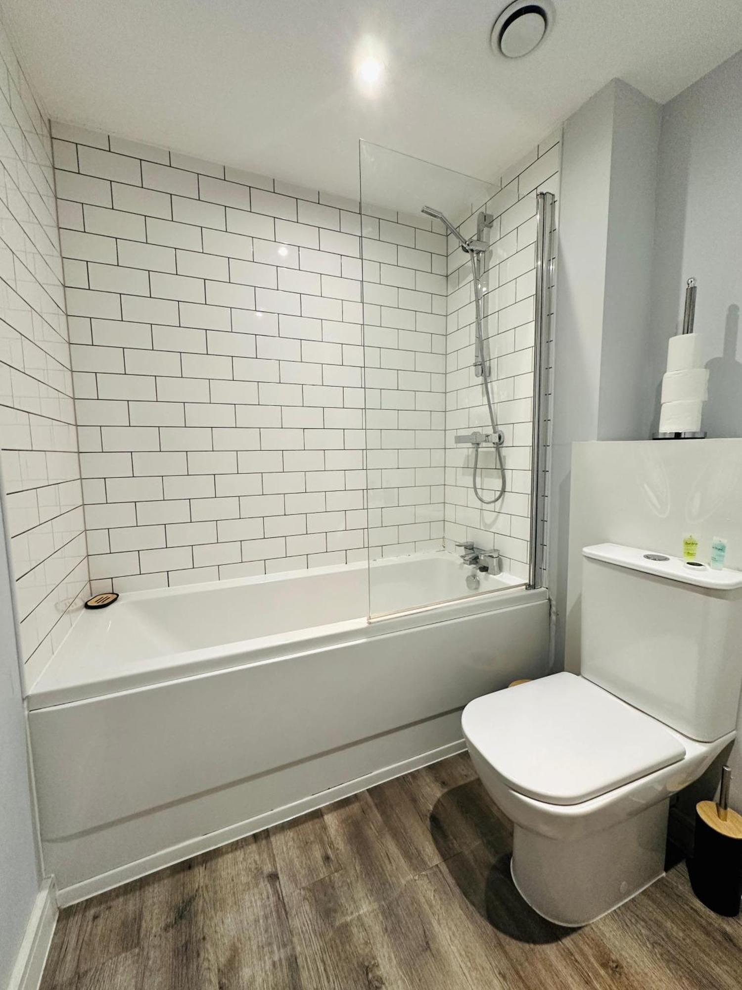 Bright 1 Bedroom Apartment, *