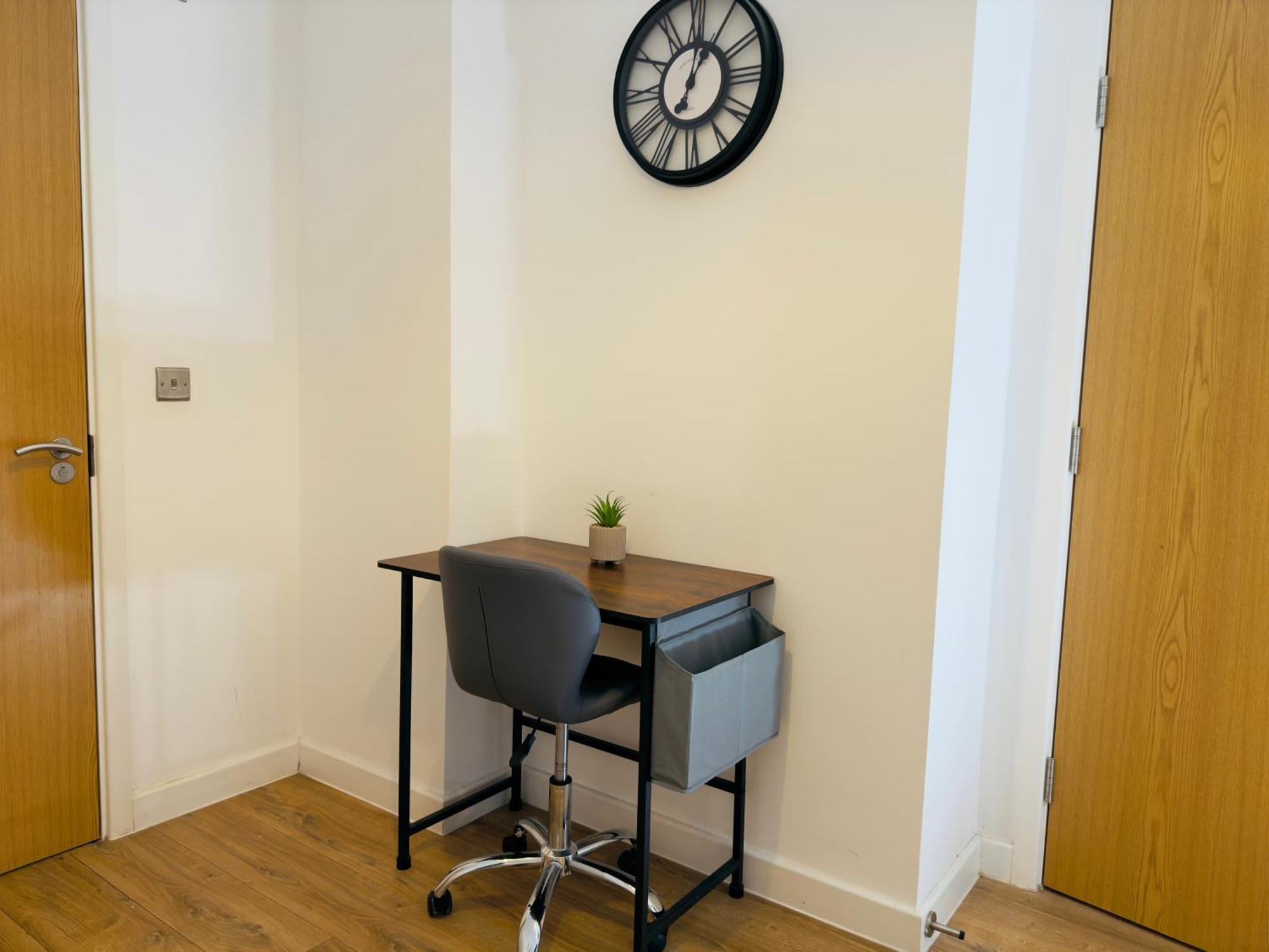 Lock Side Apartment *