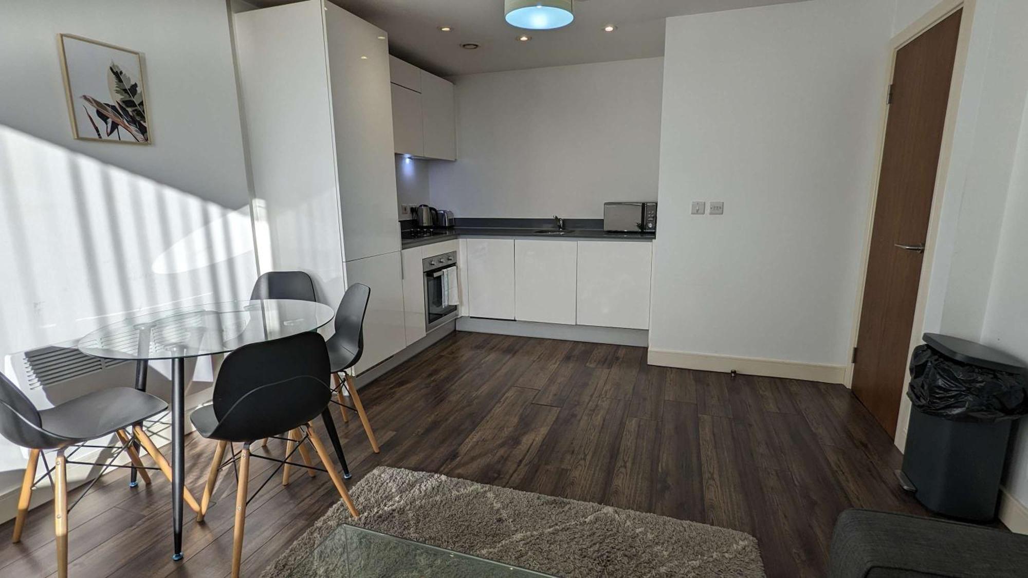 Modern 1 Bed In Bmh - Good Fit For Business Traveller *