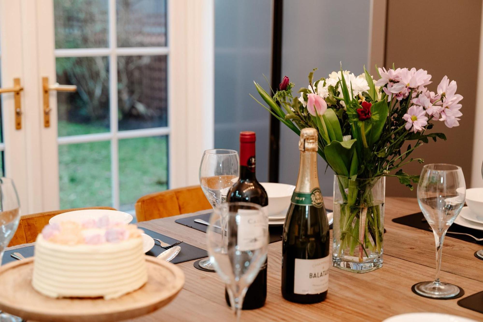 Spacious Centre Family Contractors Wifi Holiday home *