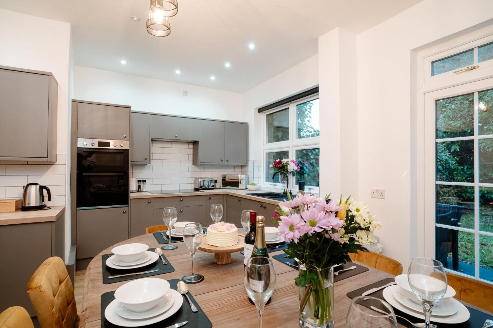 Spacious Centre Family Contractors Wifi Holiday home