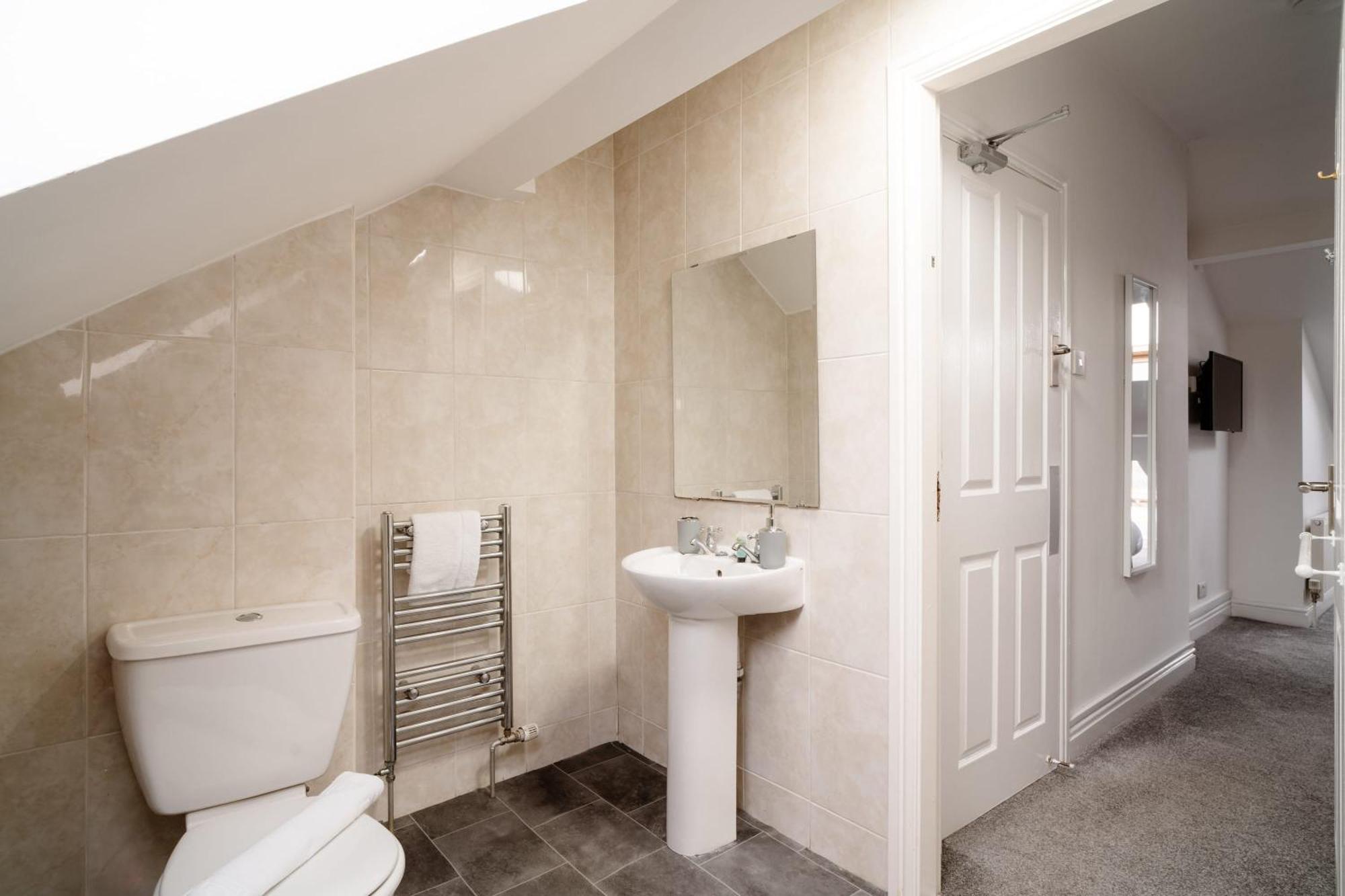 Spacious Centre Family Contractors Wifi Holiday home