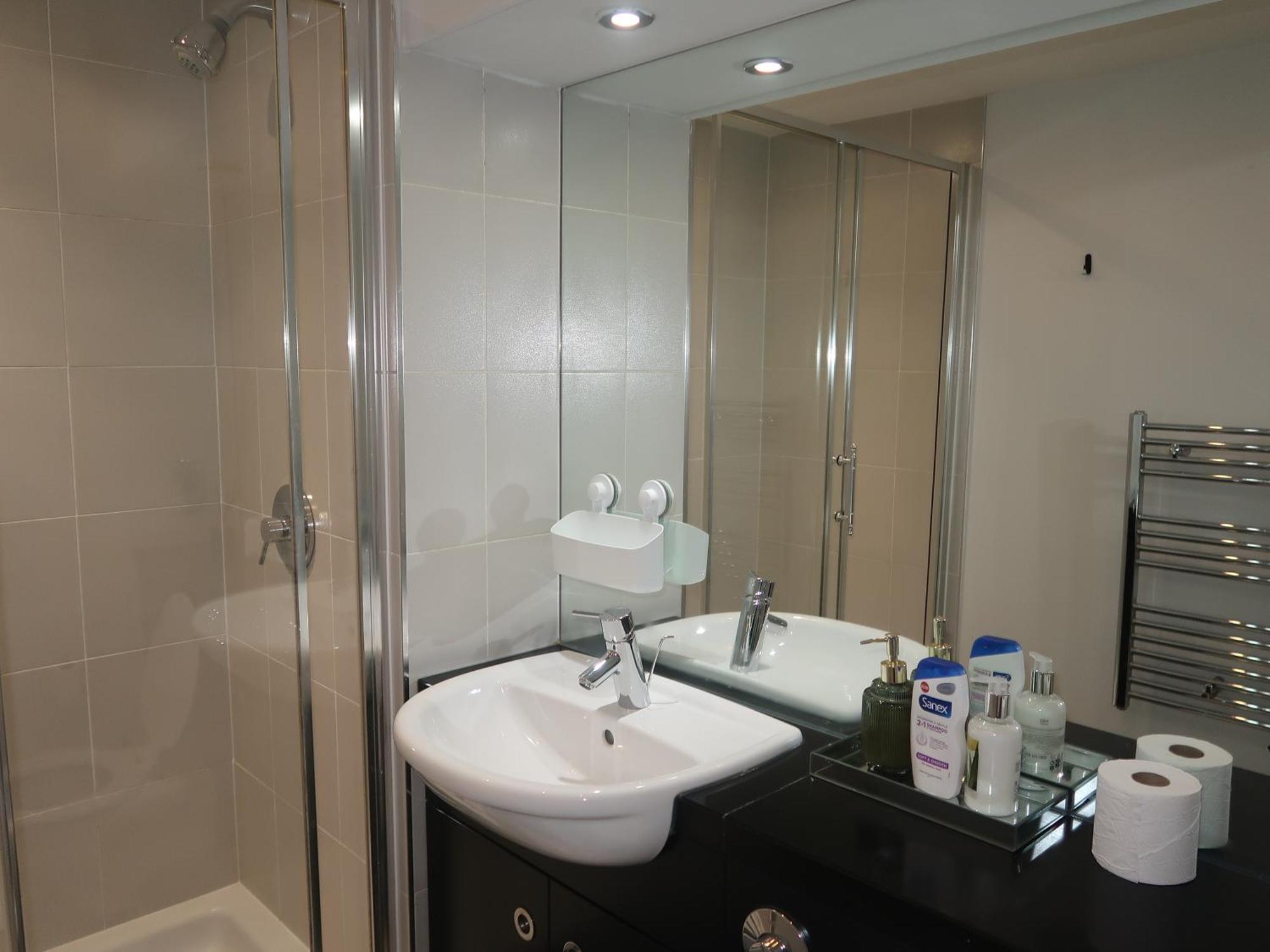 Sterling Luxury Centre- High Speed Wi-fi, Workspace & Free Parking *
