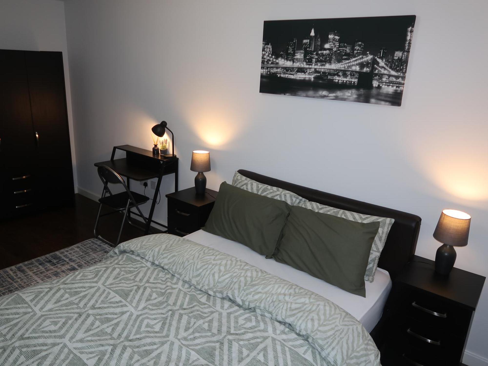 Sterling Luxury Centre- High Speed Wi-fi, Workspace & Free Parking * Birmingham