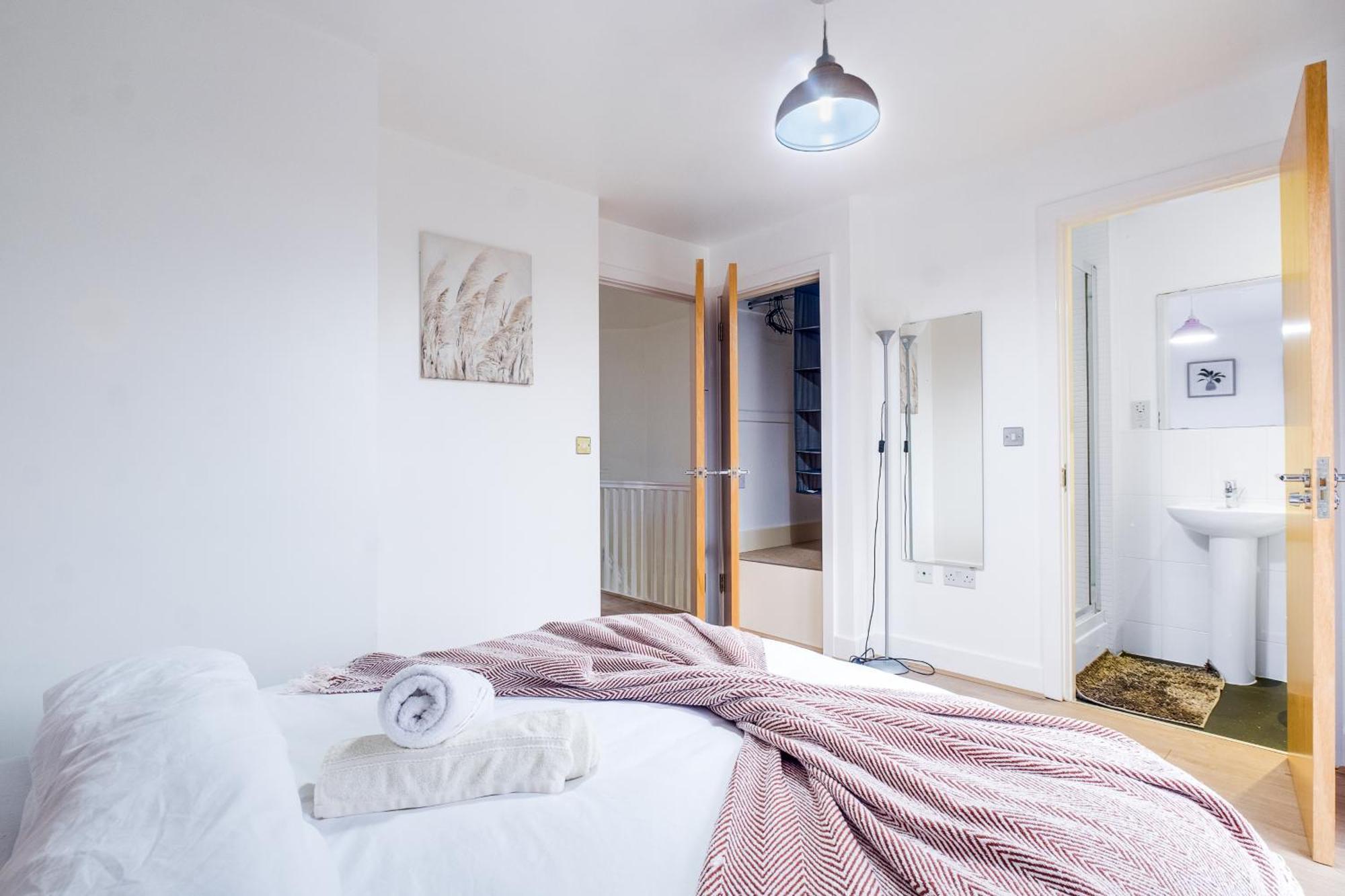 Comfy Home-windrush Grove Holiday home