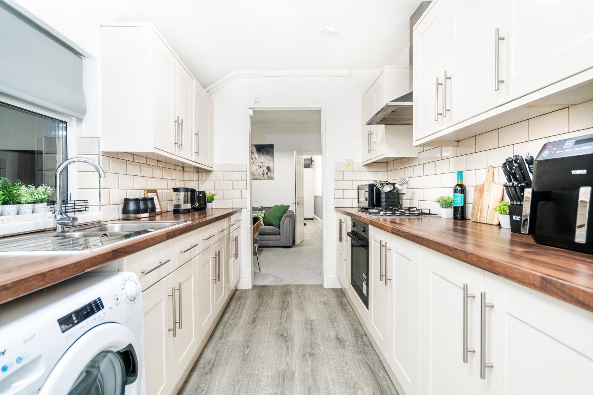 Holiday home Entire House 3 Bathrooms Free Parking Not In The Caz Garden And Fast Wifi *