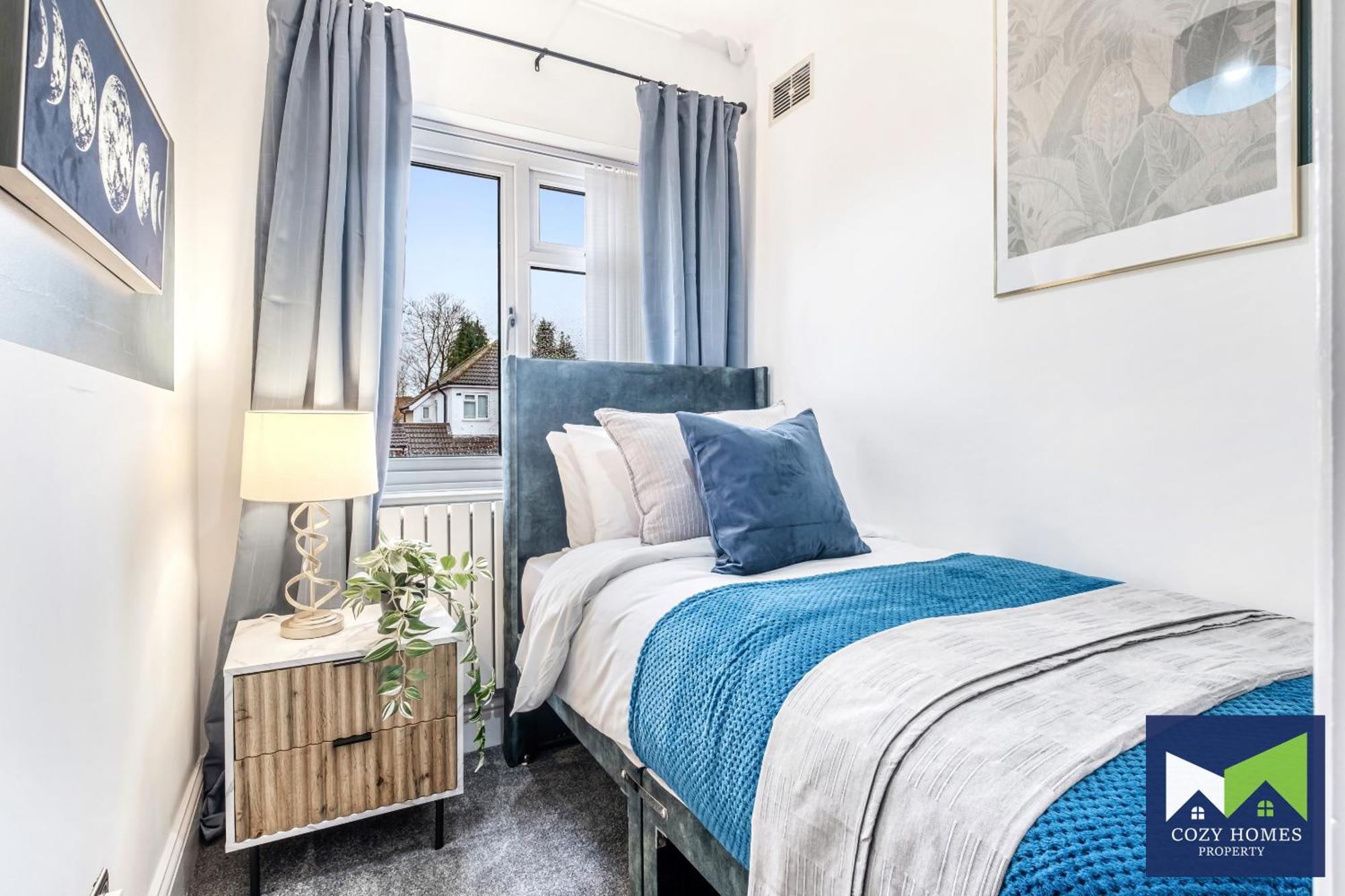 Modern-family-contractors-netflix-fast Wifi-private Parking-nec-hs2-jlr Holiday home