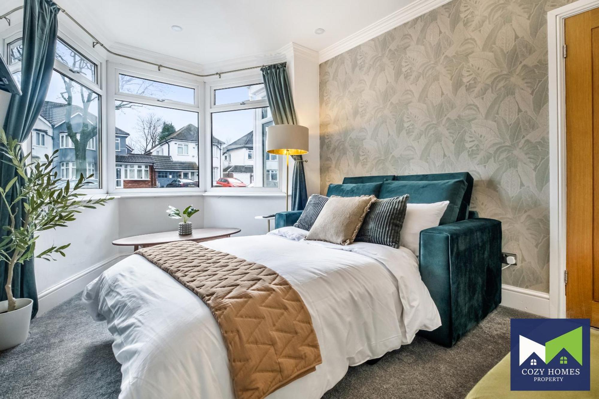 Modern-family-contractors-netflix-fast Wifi-private Parking-nec-hs2-jlr *