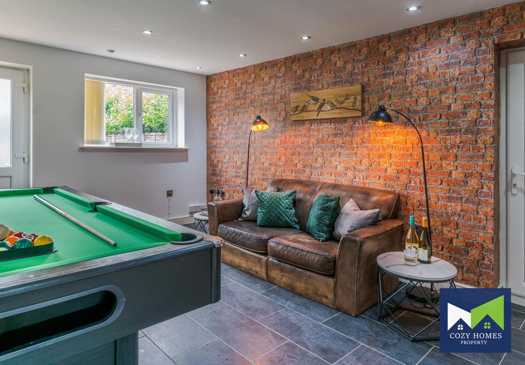 Spacious And Comfortable 5 Bedroom, 3 Bathroom With Pool Table, Perfect For Contractors, Nec, Family Relocations Birmingham