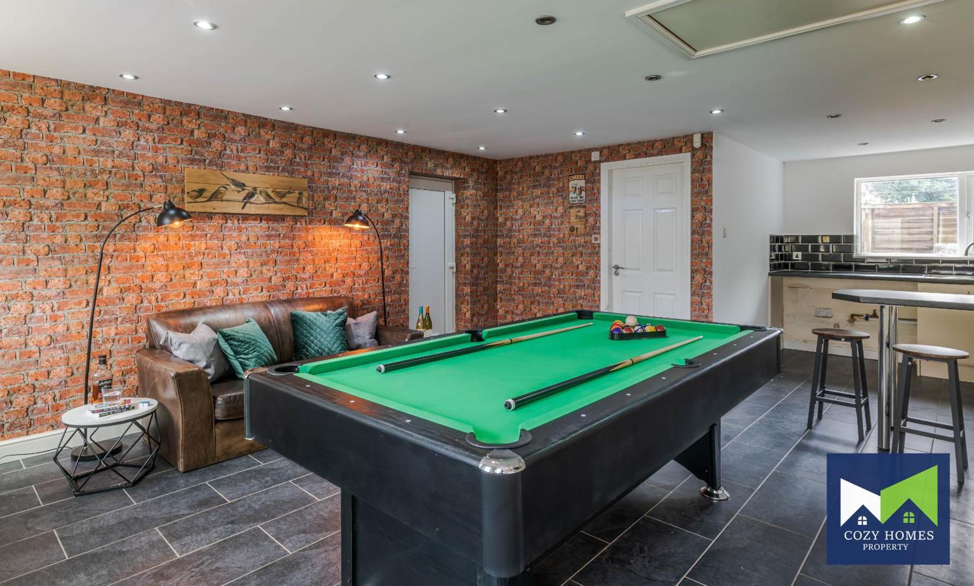 Spacious And Comfortable 5 Bedroom, 3 Bathroom With Pool Table, Perfect For Contractors, Nec, Family Relocations Holiday home Birmingham