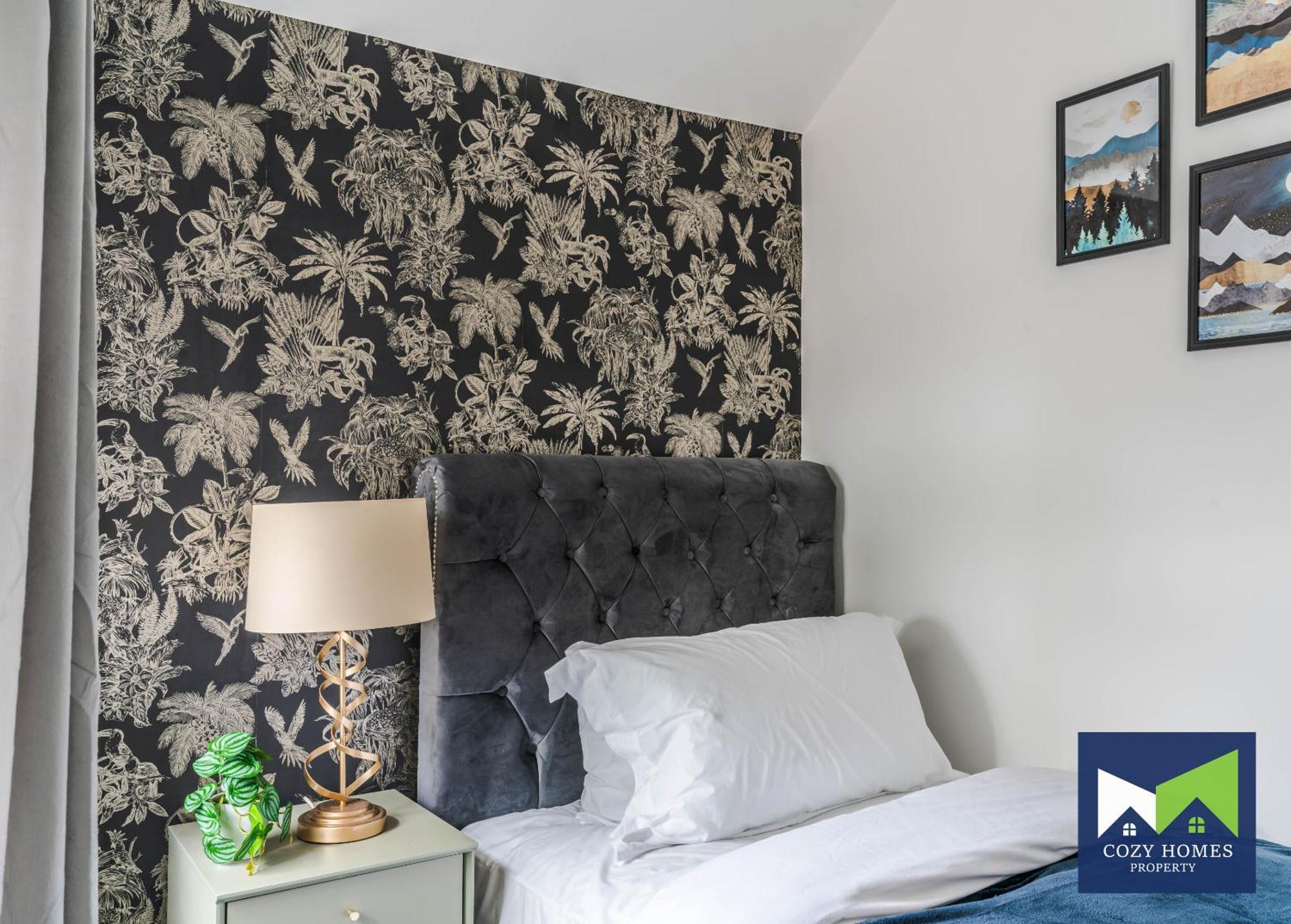 Spacious And Comfortable 5 Bedroom, 3 Bathroom With Pool Table, Perfect For Contractors, Nec, Family Relocations Birmingham