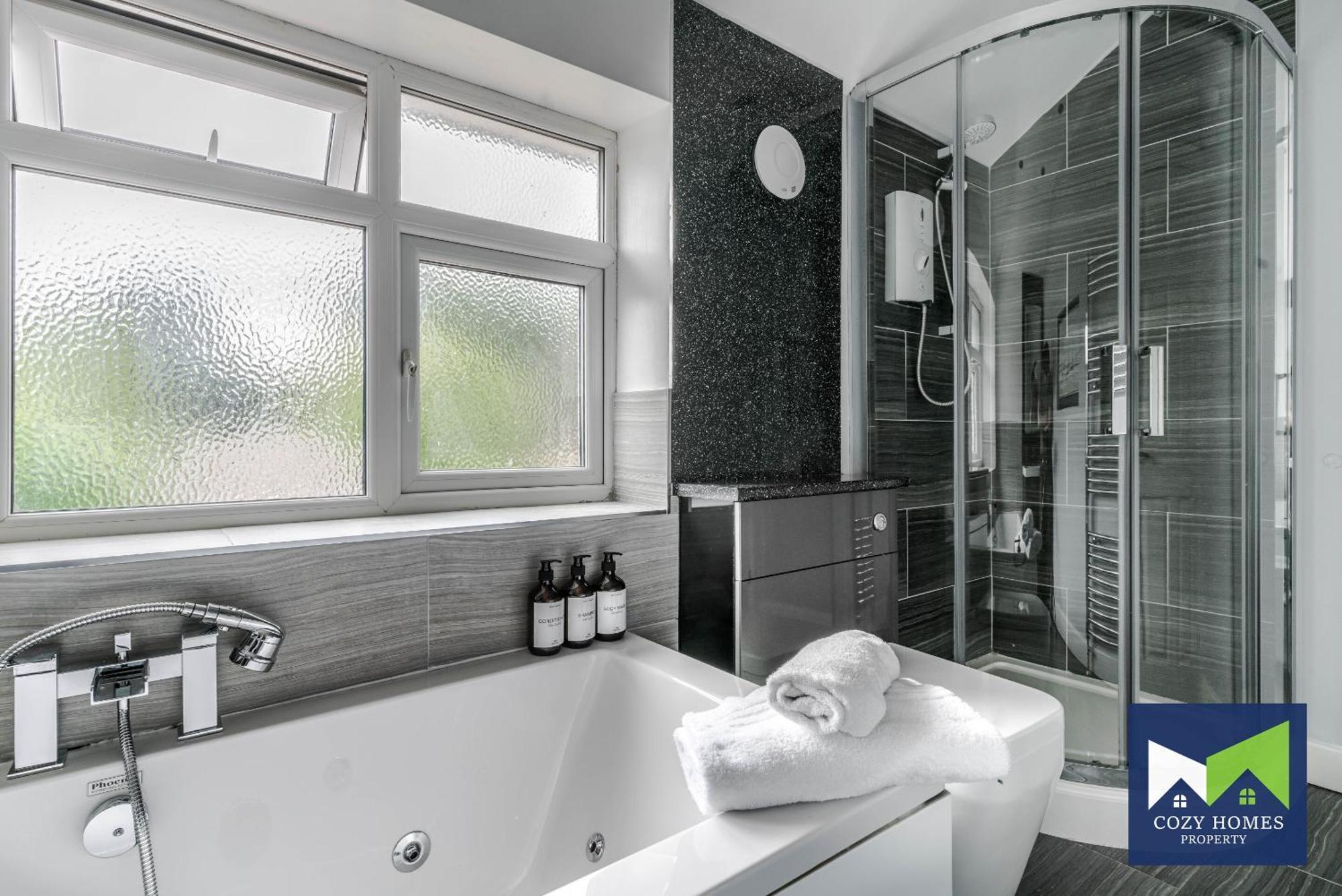 Spacious And Comfortable 5 Bedroom, 3 Bathroom With Pool Table, Perfect For Contractors, Nec, Family Relocations Holiday home Birmingham