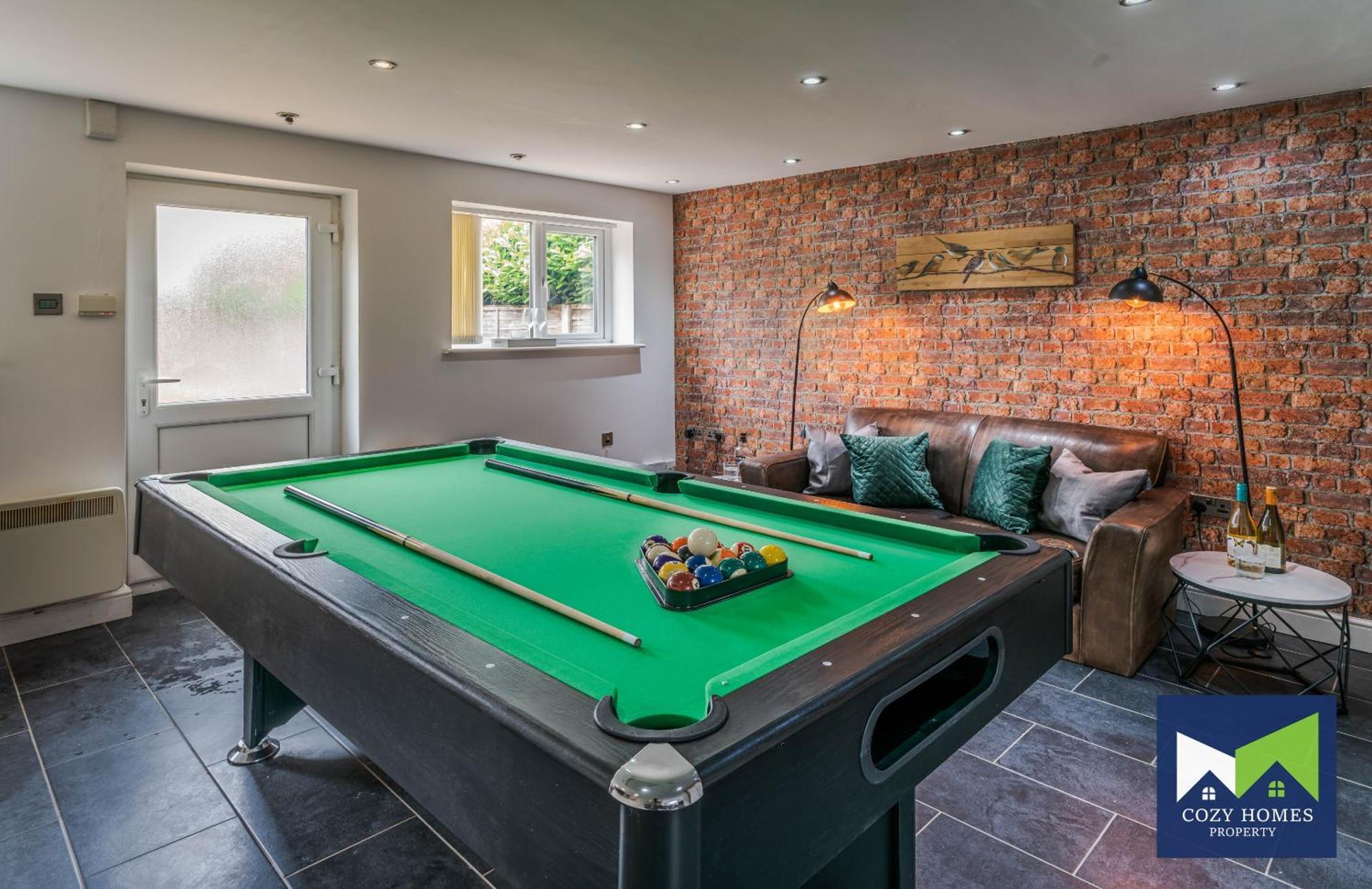 Spacious And Comfortable 5 Bedroom, 3 Bathroom With Pool Table, Perfect For Contractors, Nec, Family Relocations Holiday home