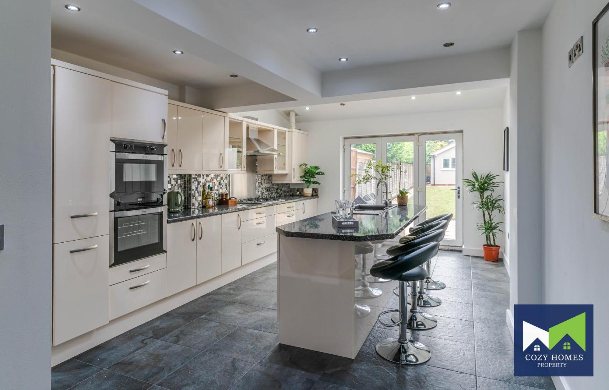 Spacious And Comfortable 5 Bedroom, 3 Bathroom With Pool Table, Perfect For Contractors, Nec, Family Relocations * Birmingham