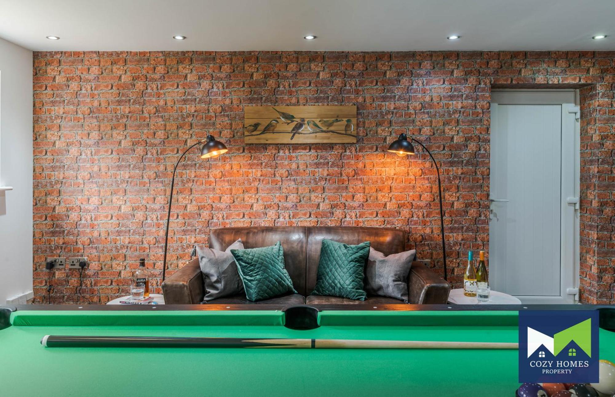 Spacious And Comfortable 5 Bedroom, 3 Bathroom With Pool Table, Perfect For Contractors, Nec, Family Relocations Holiday home *