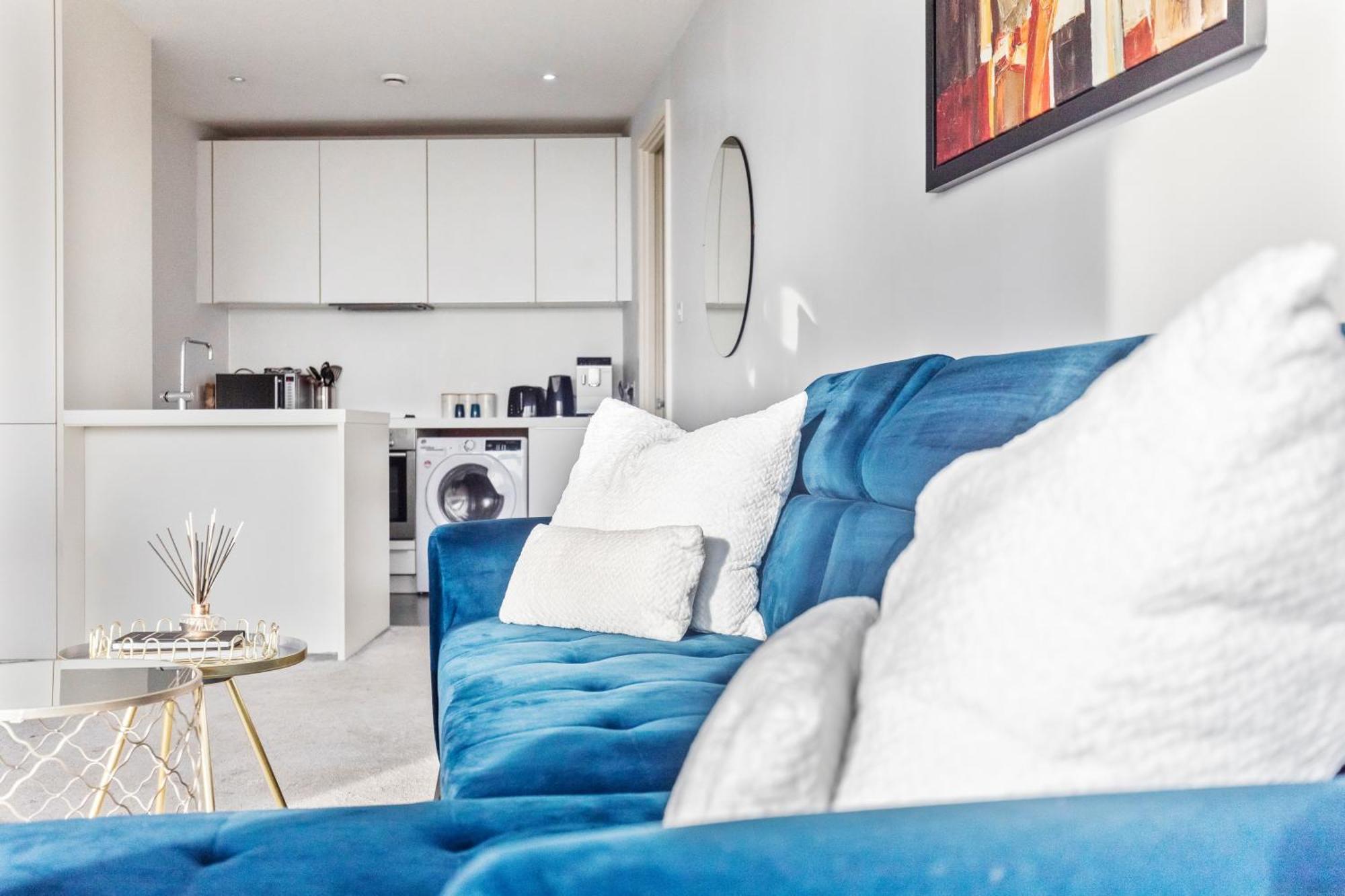 Centre, Views, Parking, Sleeps 4, Long Offers Apartment *