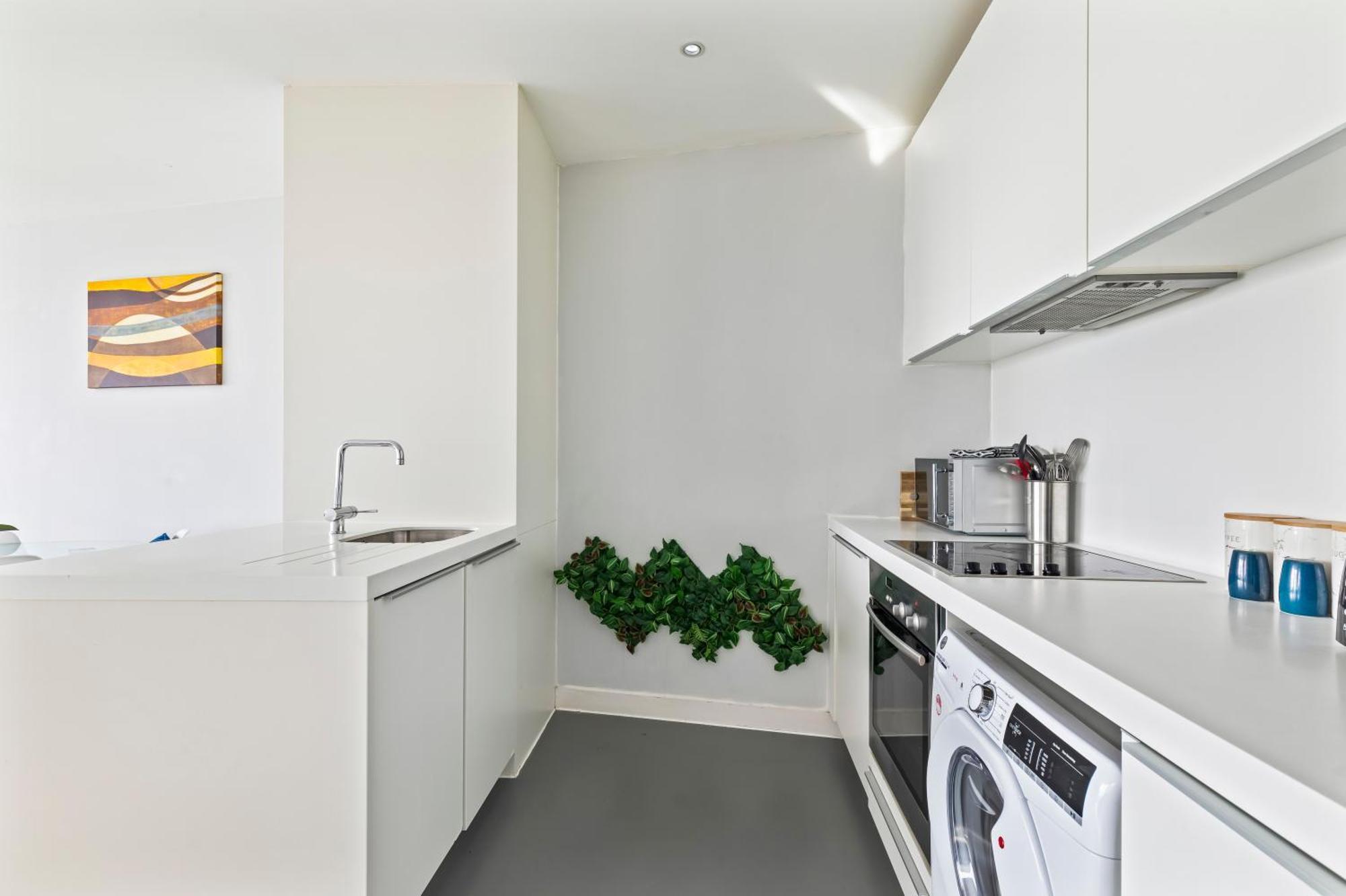 Centre, Views, Parking, Sleeps 4, Long Offers Apartment *