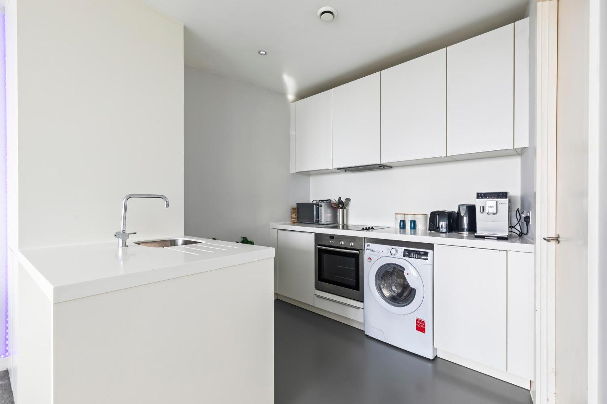 Apartment Centre, Views, Parking, Sleeps 4, Long Offers Birmingham