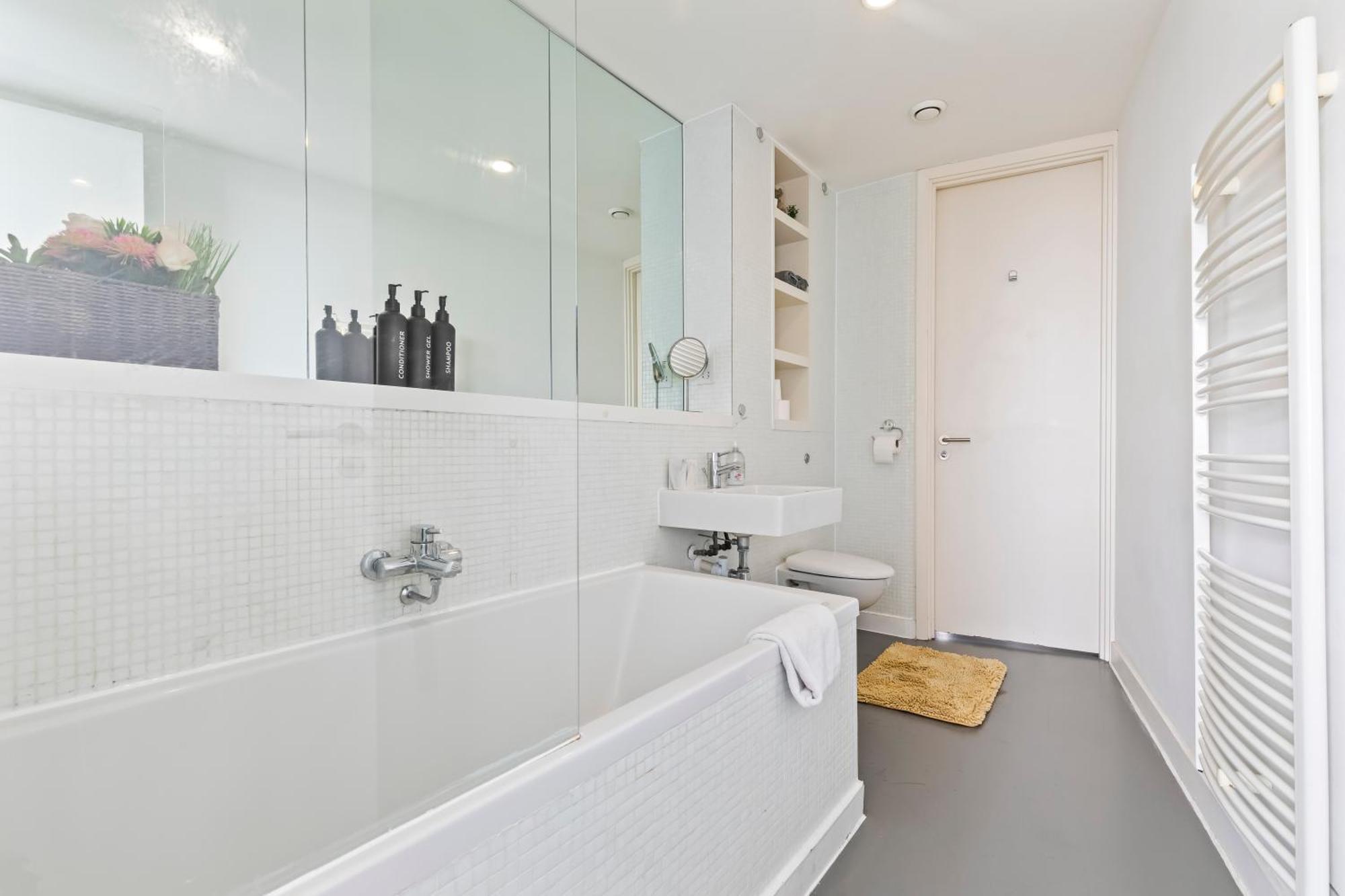 Centre, Views, Parking, Sleeps 4, Long Offers Apartment