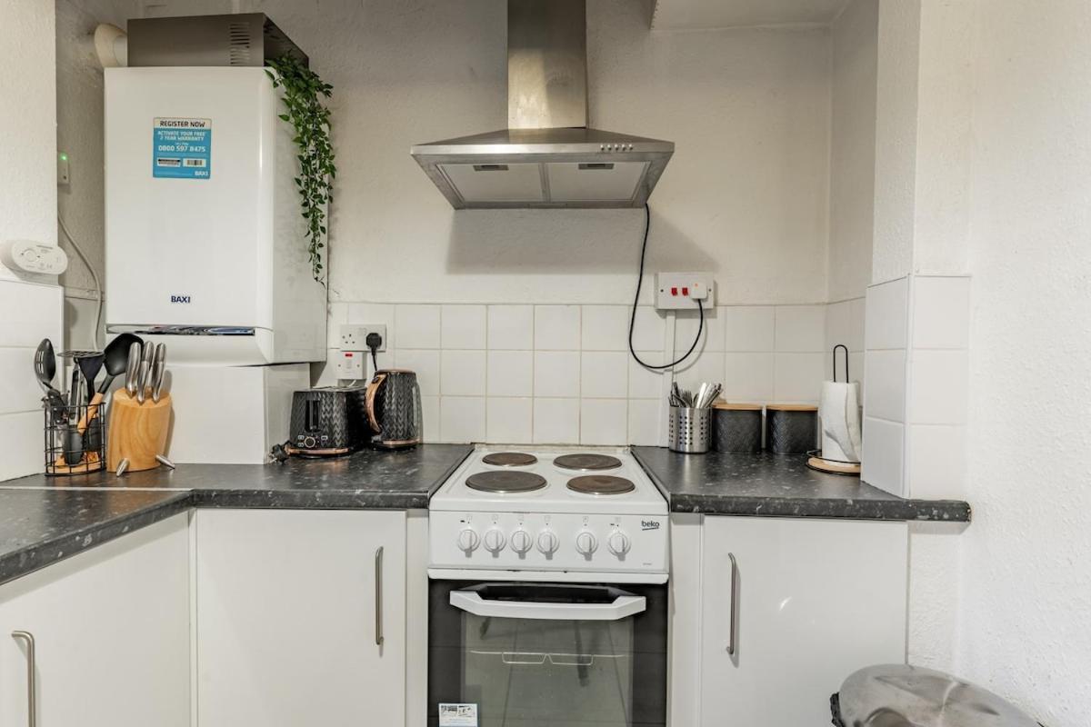White House Apartment, Near Broadway Plaza, 2 Bedroom Sleeps 6, Free Wifi, Netflix Apartment *