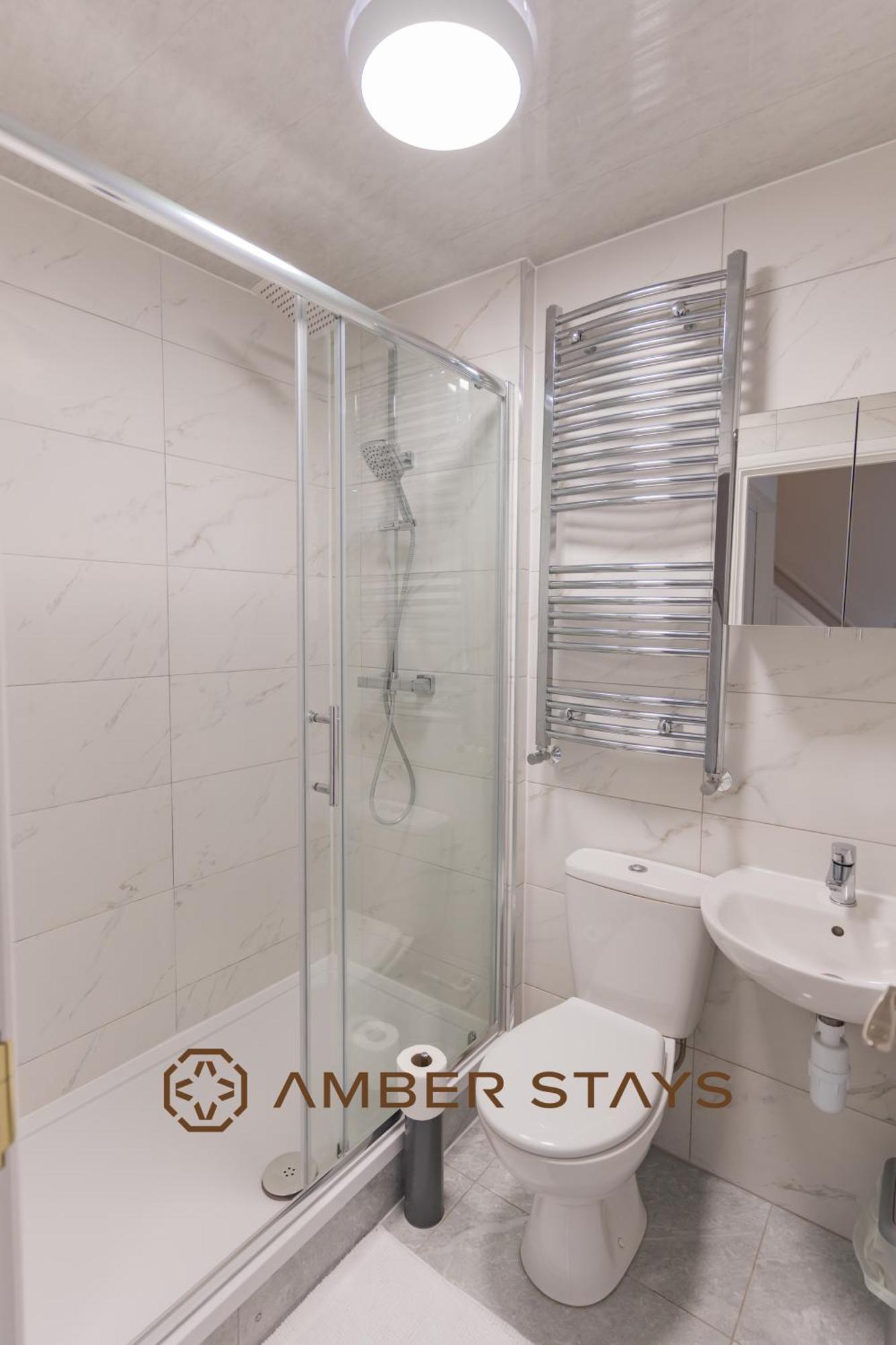 Spacious 4 Bed House In Centre, Ideal For Long Term With Free Parking Holiday home