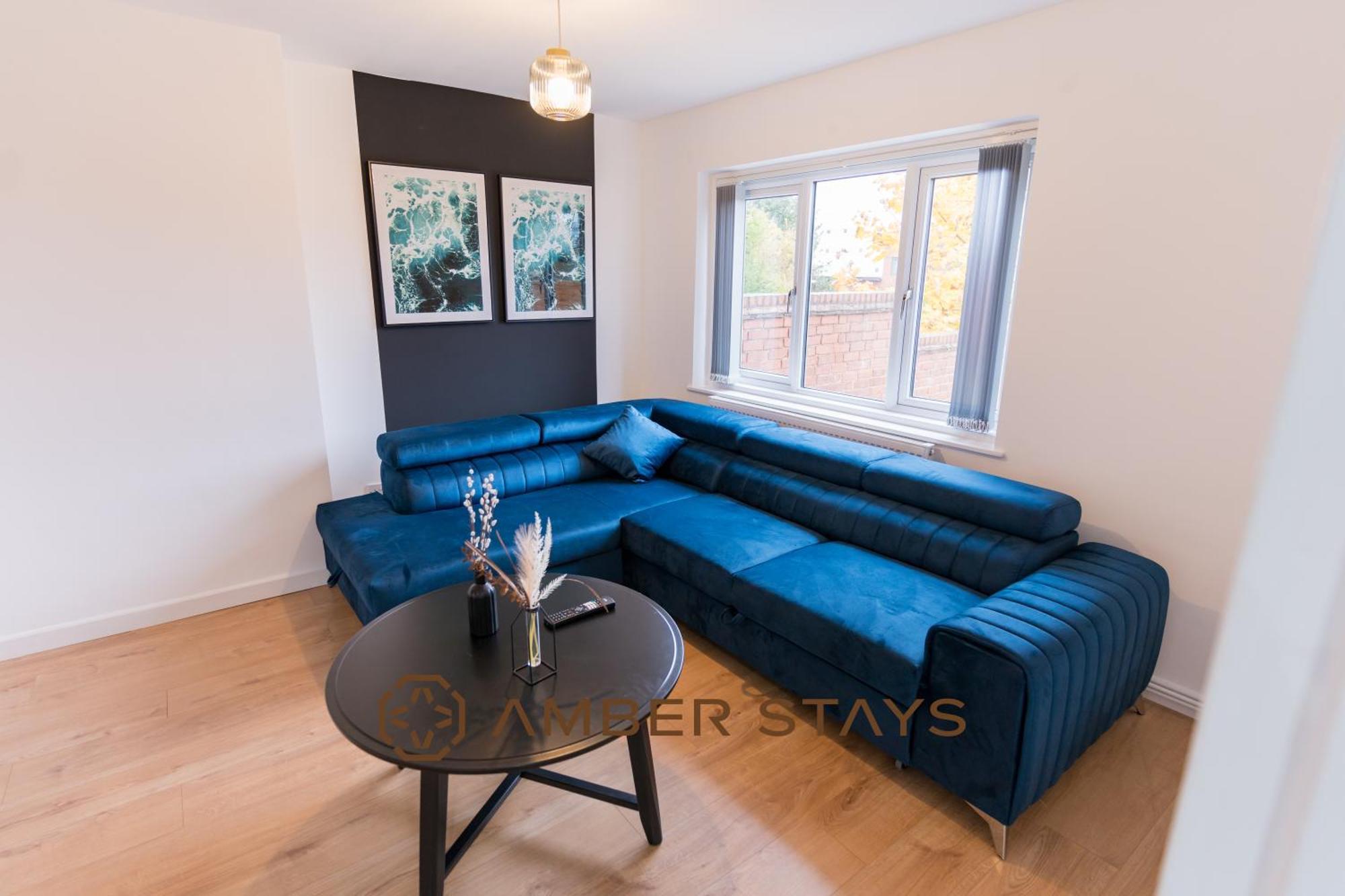 Holiday home Spacious 4 Bed House In Centre, Ideal For Long Term With Free Parking *