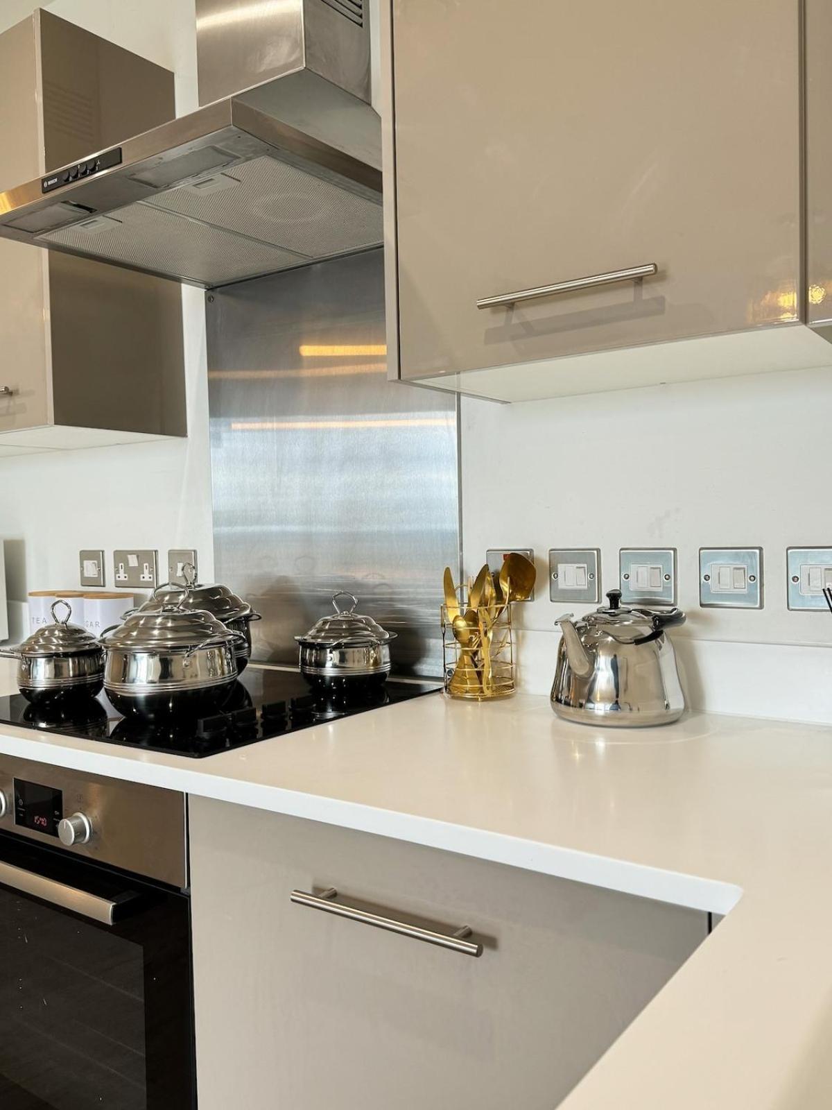 Centre Penthouse Skyline Views - Free Gym Netflix Ps4 Apartment *