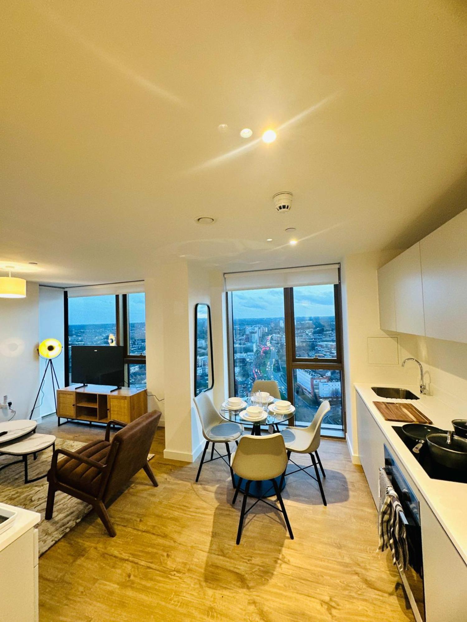 Fabulous 2 Bed Flat In W Views Apartment *