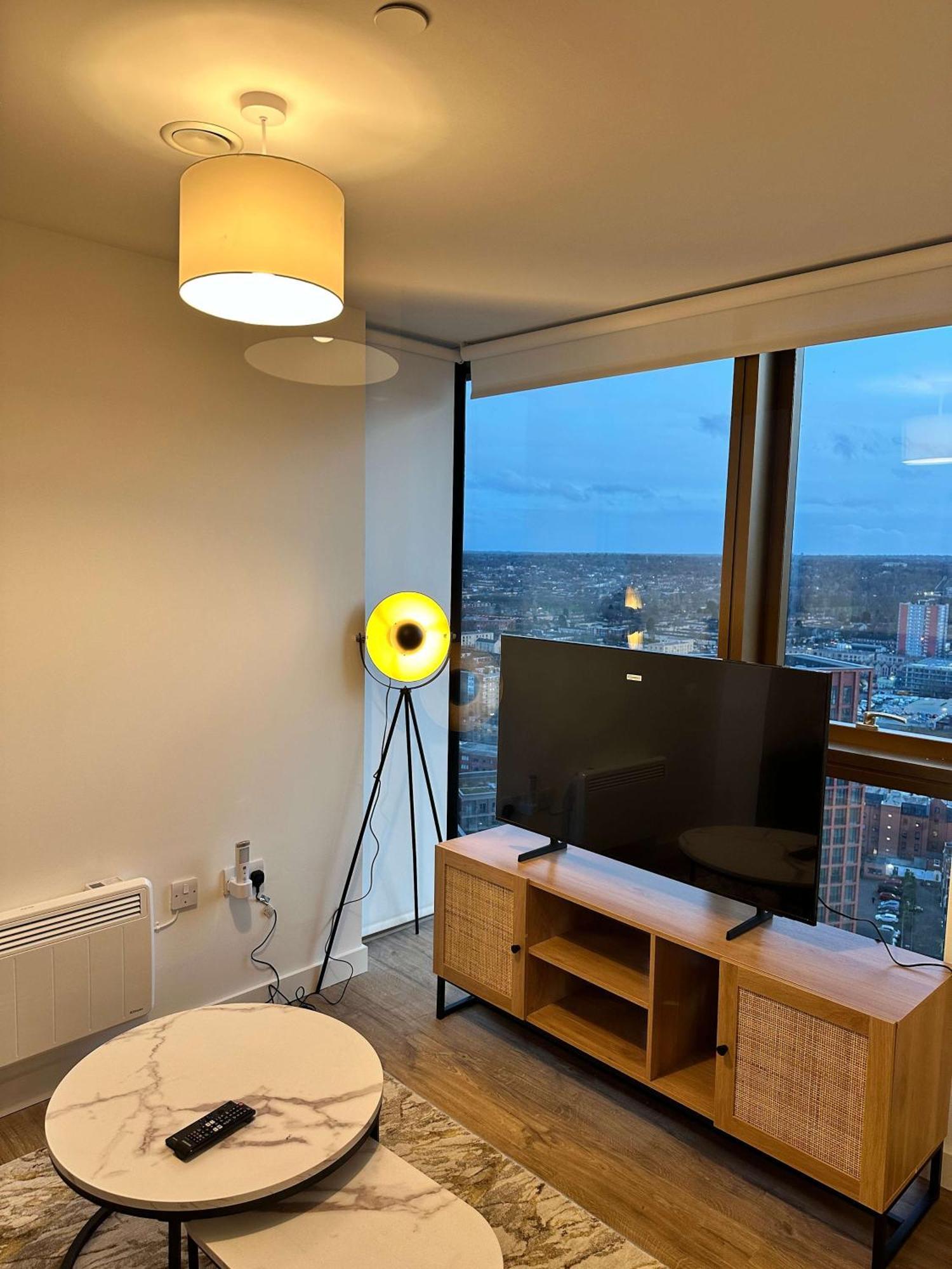 Fabulous 2 Bed Flat In W Views Apartment *