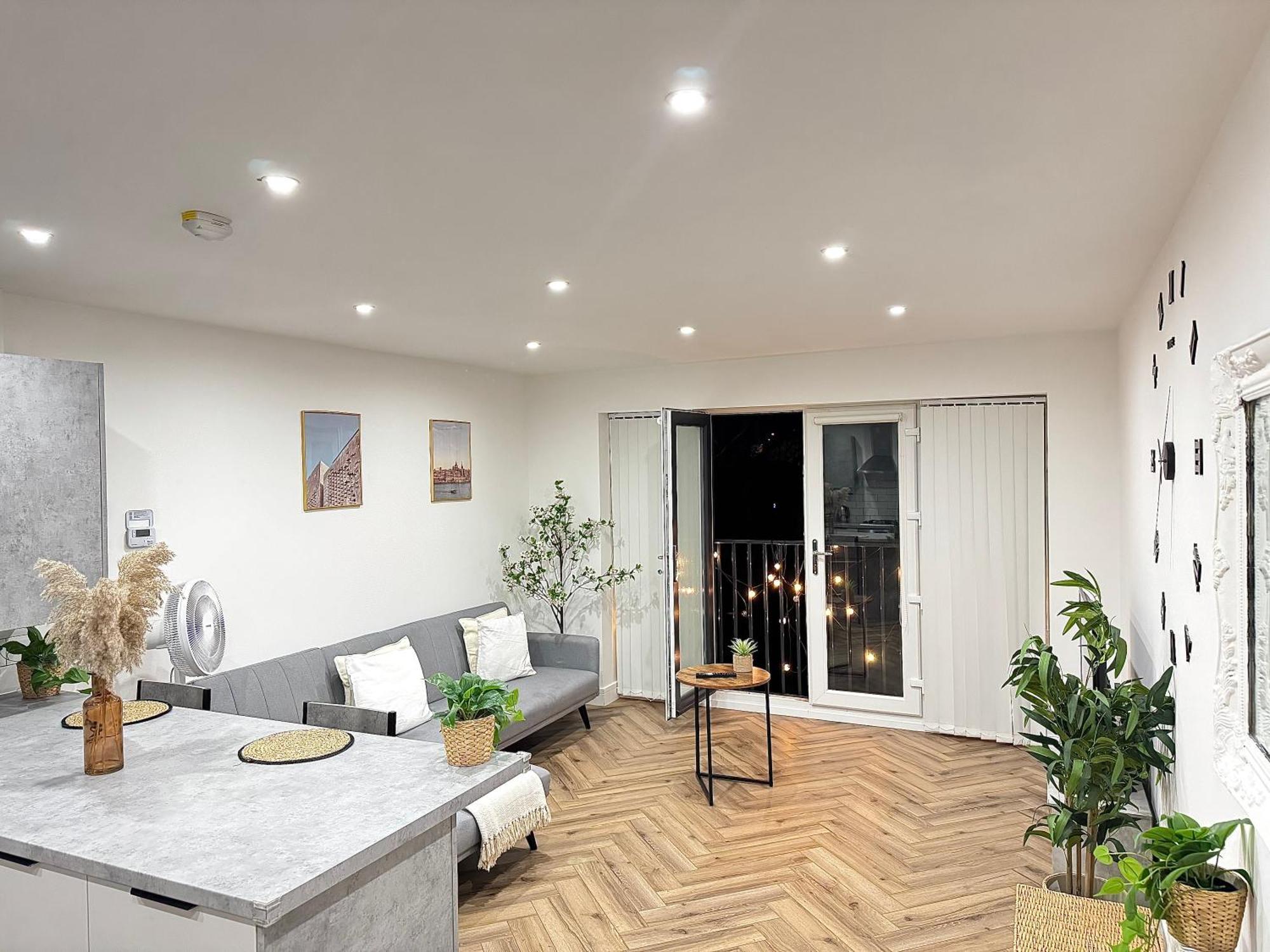 Spacious Luxury - 2 Bed - Free Parking - Washing Machine - 50inch Hd Tv - Netflix