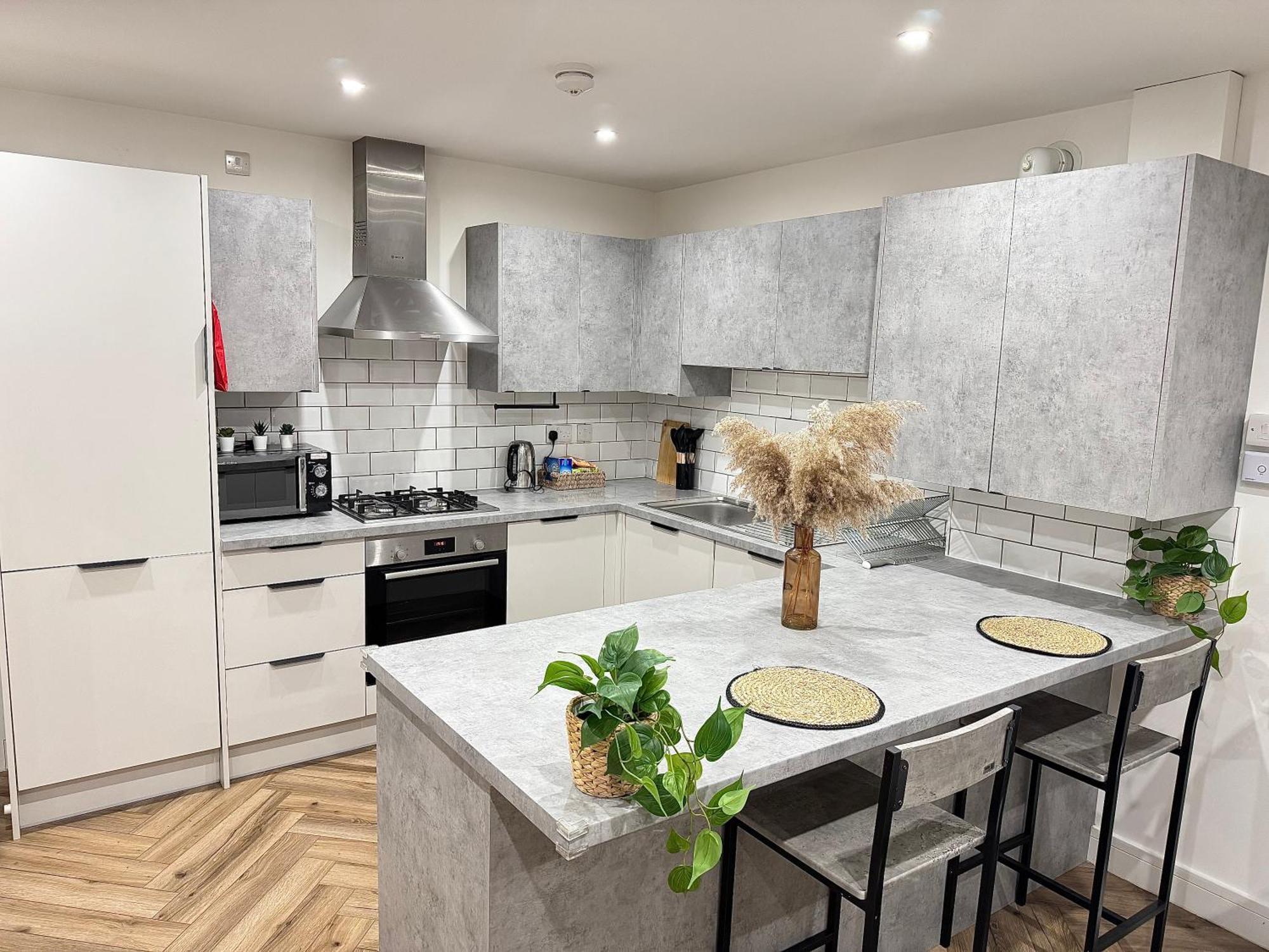Spacious Luxury - 2 Bed - Free Parking - Washing Machine - 50inch Hd Tv - Netflix Apartment *