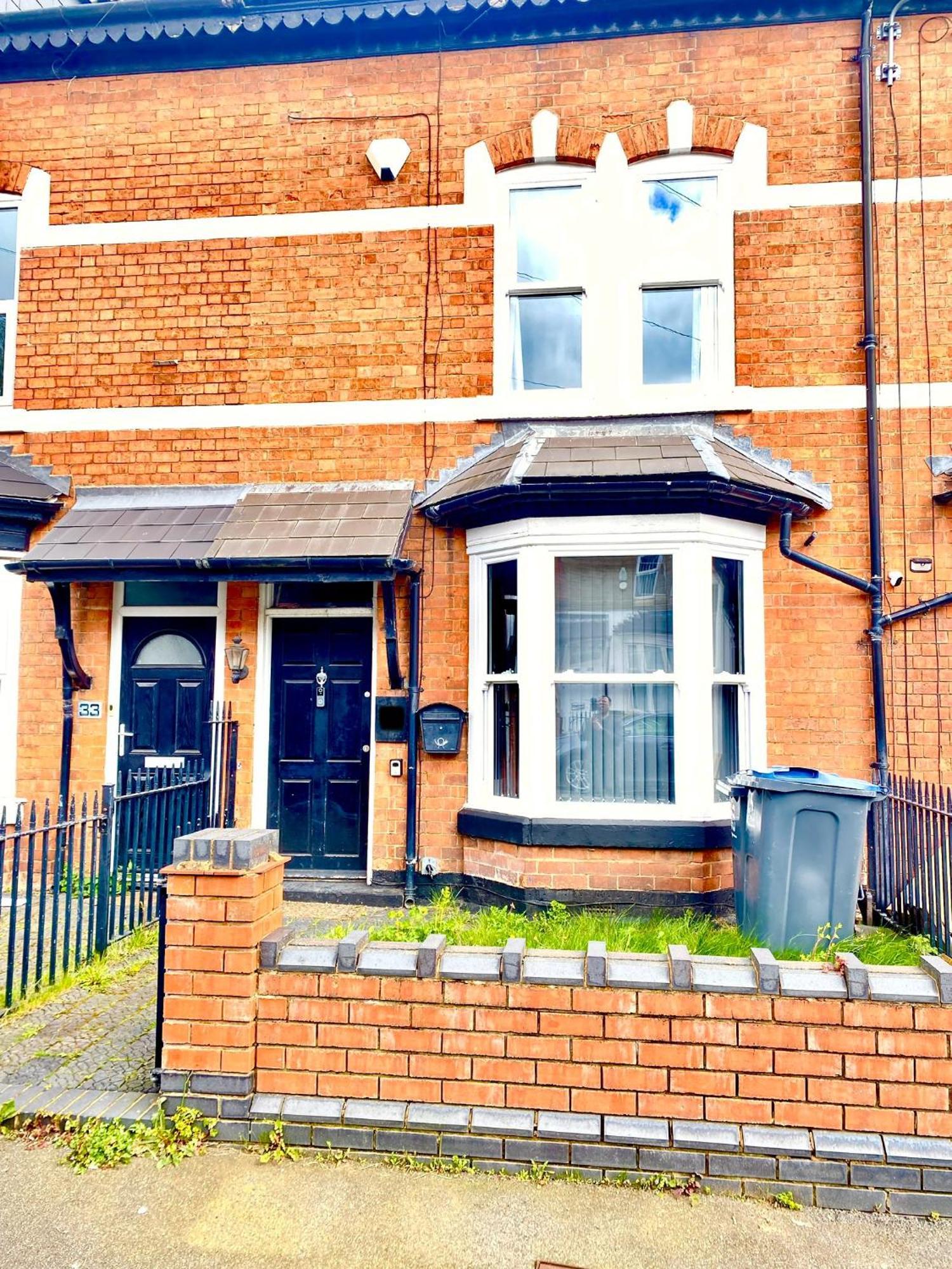 Holiday home Entire House 3 Bathrooms Free Parking Not In The Caz Garden And Fast Wifi